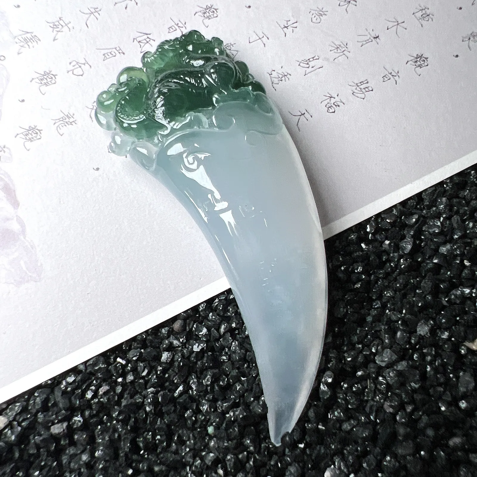 【糯冰种飘蓝花龙牙】种地优秀，通透闪亮，起光的料子，厚度很好，工艺雕刻精湛。