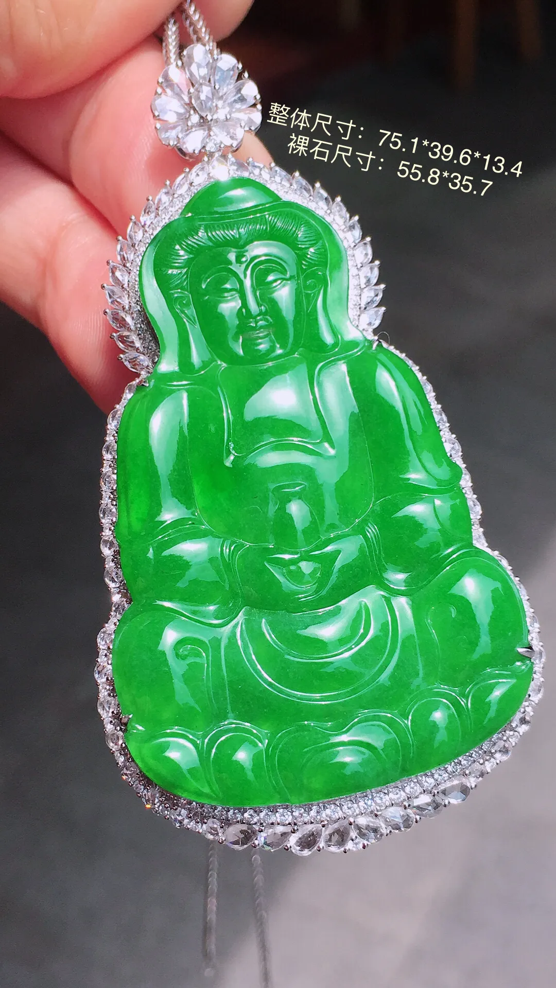阳绿观音吊坠，色泽均匀艳丽，玉质细腻，荧光感超
强，饱满水润，气质满满。18k
金豪华镶嵌