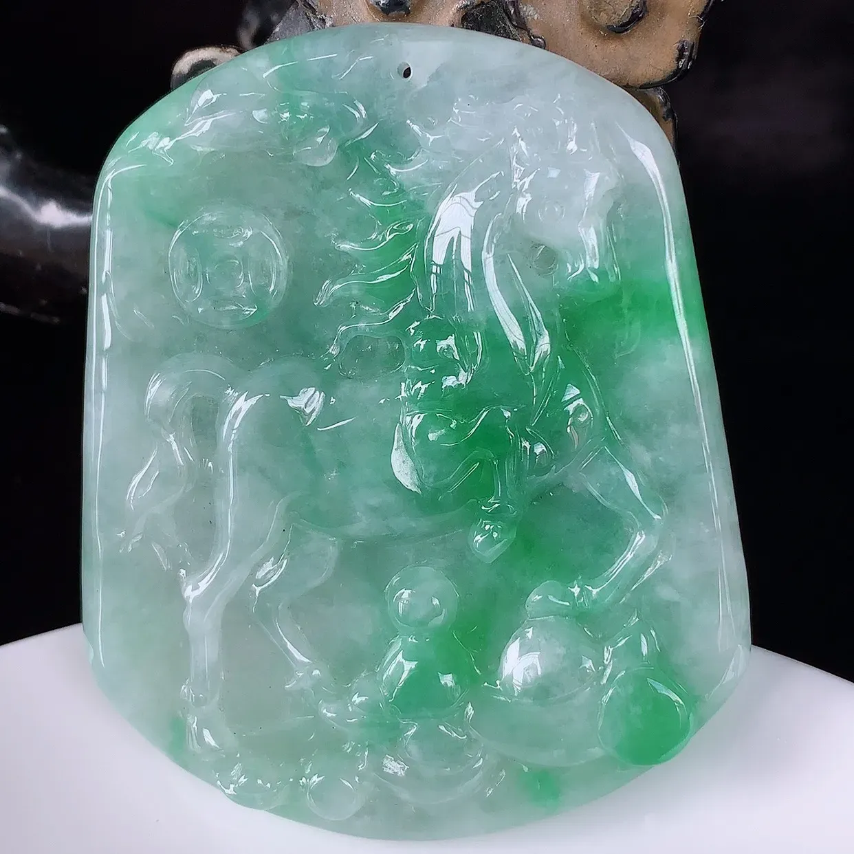 自然光实拍，冰润冰糯种飘绿翡翠生肖马吊坠，马上有钱，种老水足，翠色灵动，寓意美好，佩戴时尚出众！#05.20