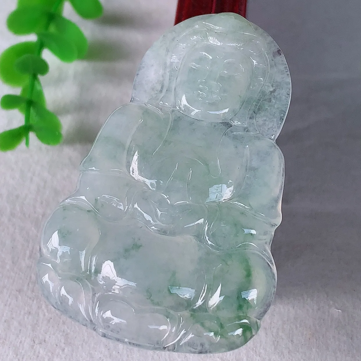 自然光实拍，大件冰种飘绿花翡翠观音吊坠，赐福翡翠观音，翠色迷人，观音面相端庄，佩戴时尚出众！#33.20