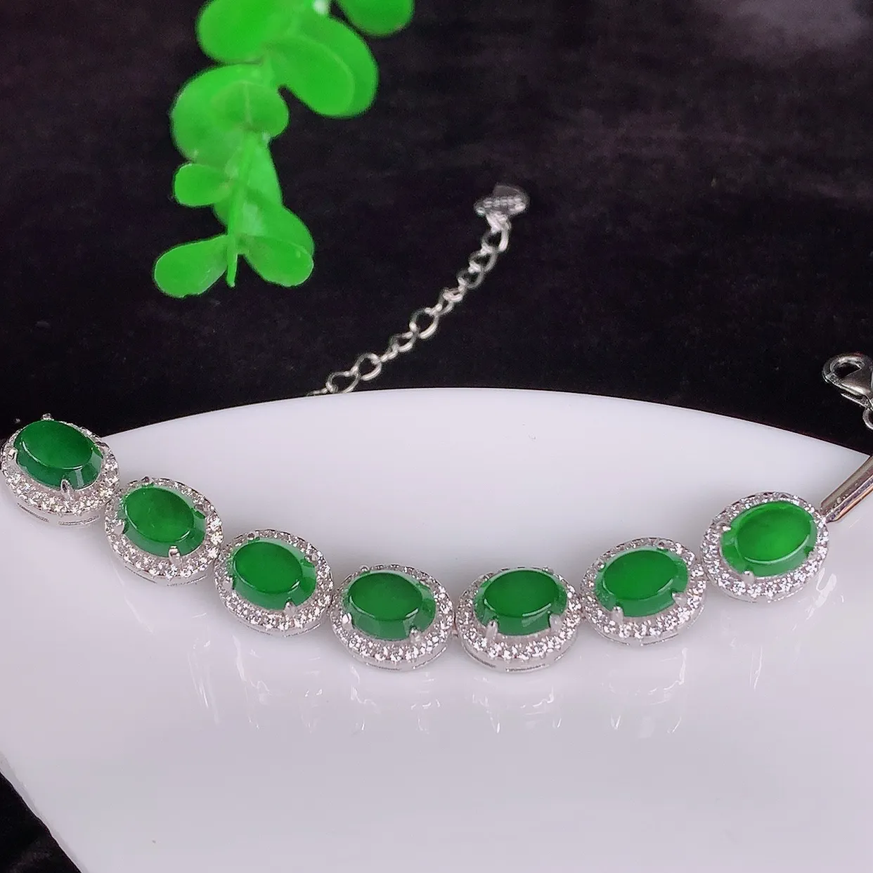 自然光实拍，冰透满绿翡翠925银镶嵌手链，自然光实拍，翠色灵动，颜色漂亮，种老水足，品相佳，佩戴佳品！#97.20整体9.5*8*6.5裸石6.8*5