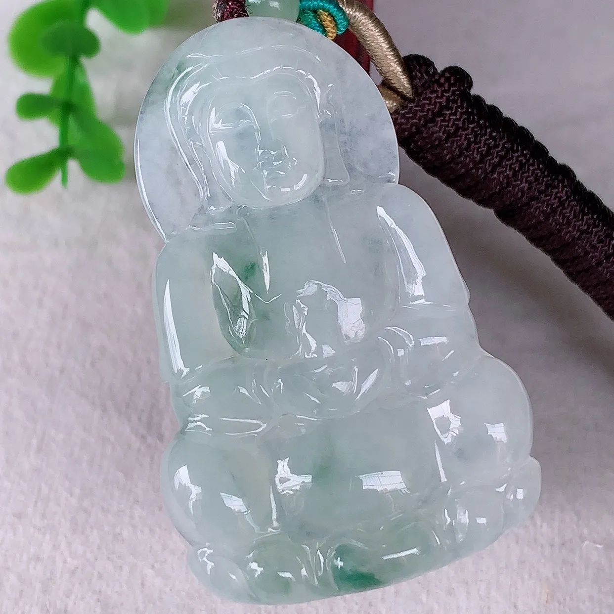 自然光实拍，冰种飘花翡翠观音吊坠，赐福翡翠观音，翠色迷人，观音面相端庄，佩戴时尚出众！#46.20