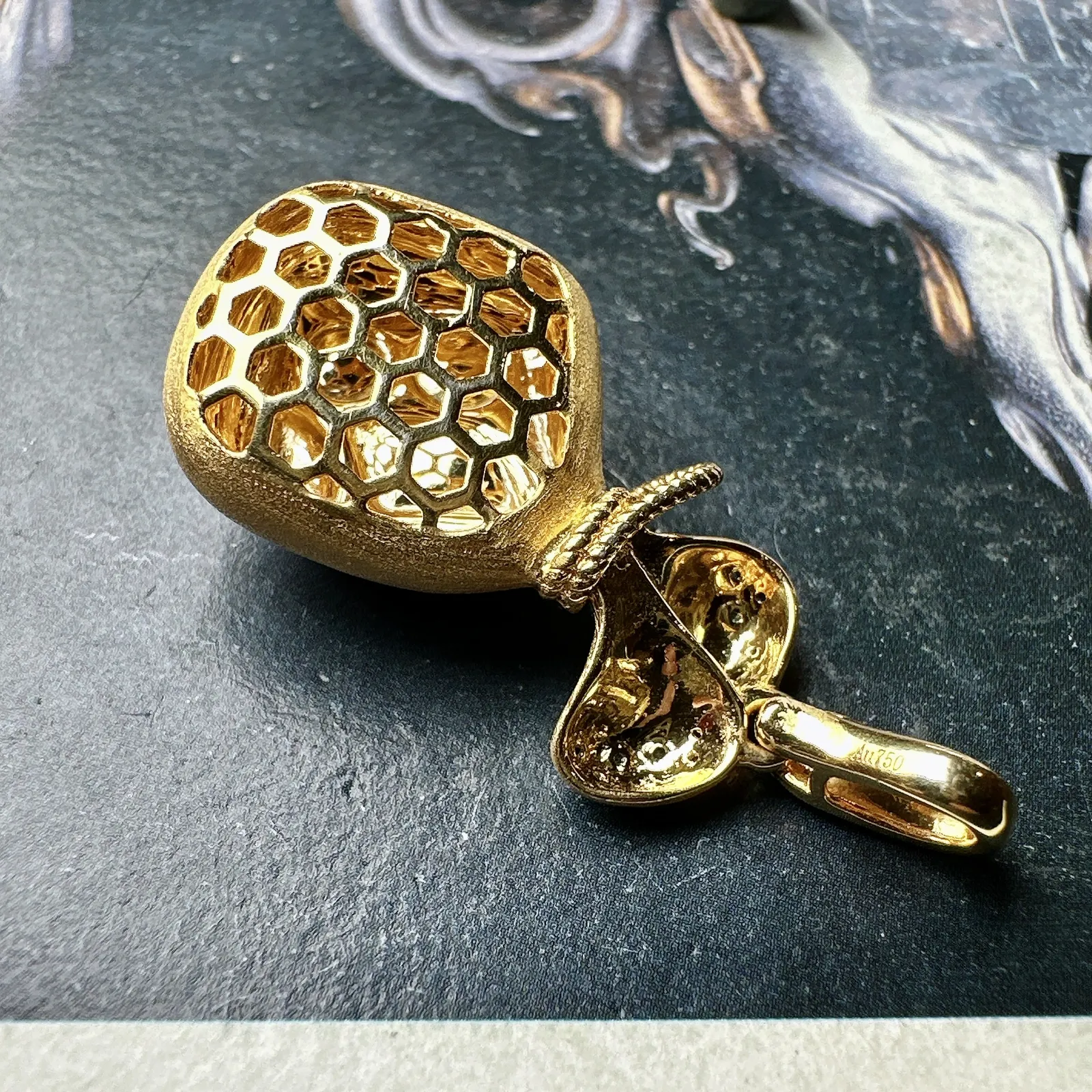 【冰种三色组合镶嵌款钱袋子】小精品。饱满度上佳，质地非常细腻，冰润通透，强胶感，强荧光，18k金钻镶嵌，其中一颗裸石尺寸9.4*5.8*3.9毫米