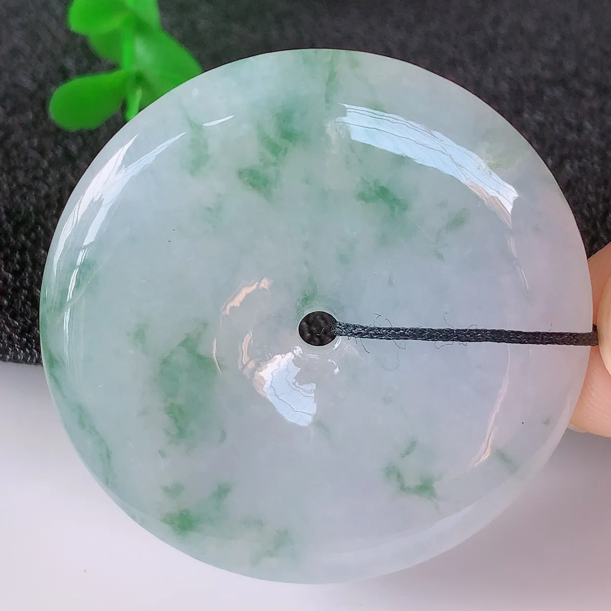 自然光实拍，冰种飘花翡翠平安扣吊坠，翡翠平安扣，冰透，灵动飘逸，寓意平平安安，平安扣佩戴端庄漂亮！#33.20