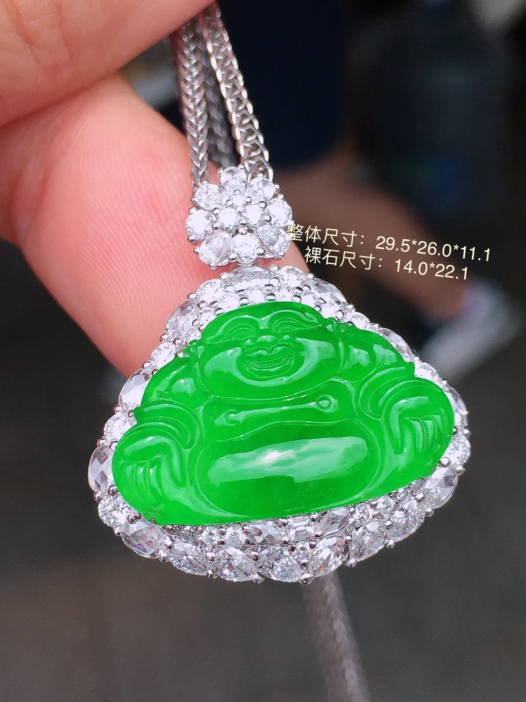 阳绿佛公吊坠，色泽均匀艳丽，玉质细腻，荧光感超
强，饱满水润，气质满满。18k
金豪华镶嵌