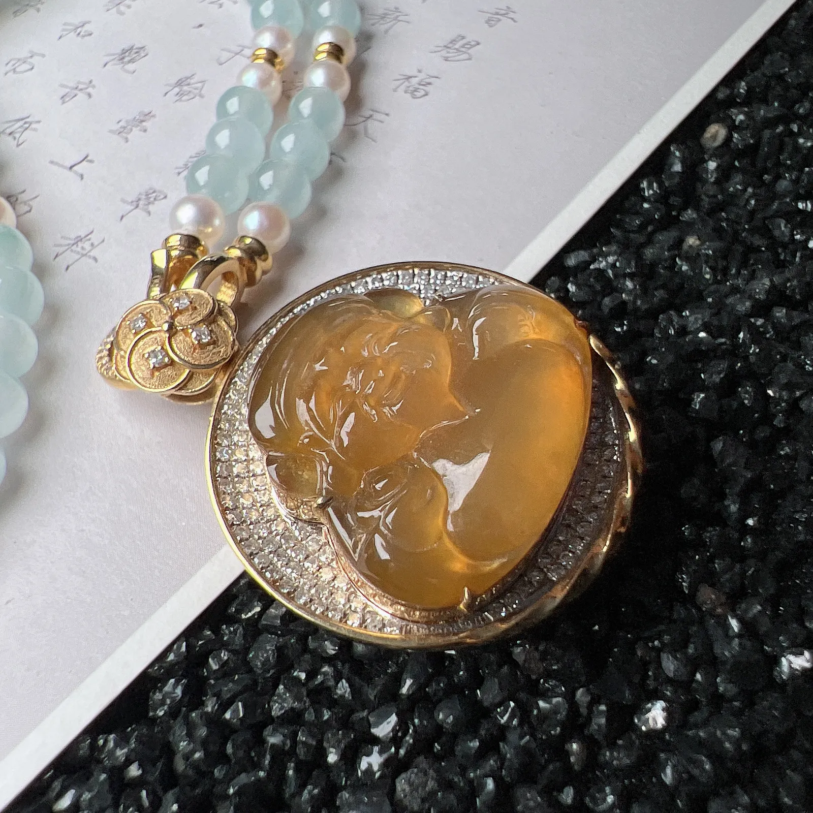 【冰黄翡财神】种地优秀，通透闪亮，起光的料子，厚度很好，工艺雕刻精湛。18k金钻镶嵌，整体尺寸31.3-23.8-9mm，裸石尺寸17.8-19.4-4.4mm。