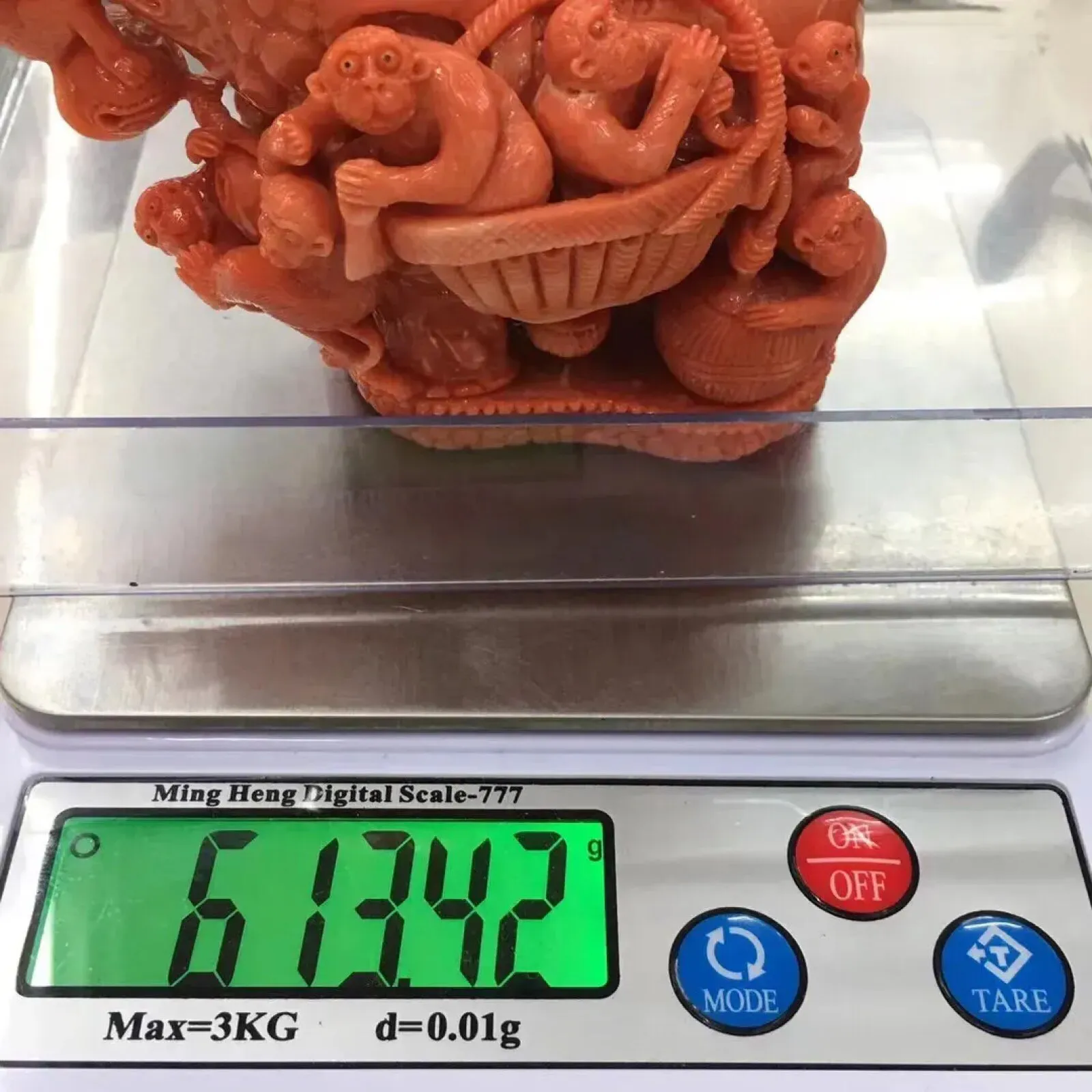 【天然莫莫红珊瑚整料雕刻摆件】收藏爱好者福利！天然无添加无优化，台湾产地，橘红色，整料雕刻子母象、猴、寓意代代封侯！裸石尺寸约为125*66.4*110mm，重量613.42克！珊瑚本为佛教珍宝。收藏价值高！高端传承