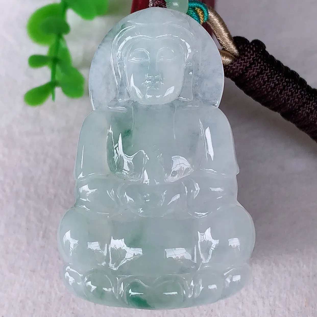 自然光实拍，冰种飘花翡翠观音吊坠，赐福翡翠观音，翠色迷人，观音面相端庄，佩戴时尚出众！#46.20