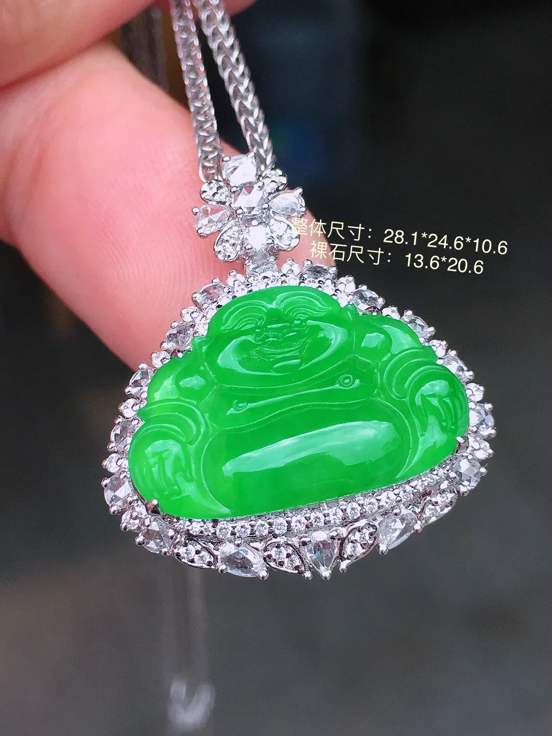 阳绿佛公吊坠，色泽均匀艳丽，玉质细腻，荧光感超
强，饱满水润，气质满满。18k
金豪华镶嵌