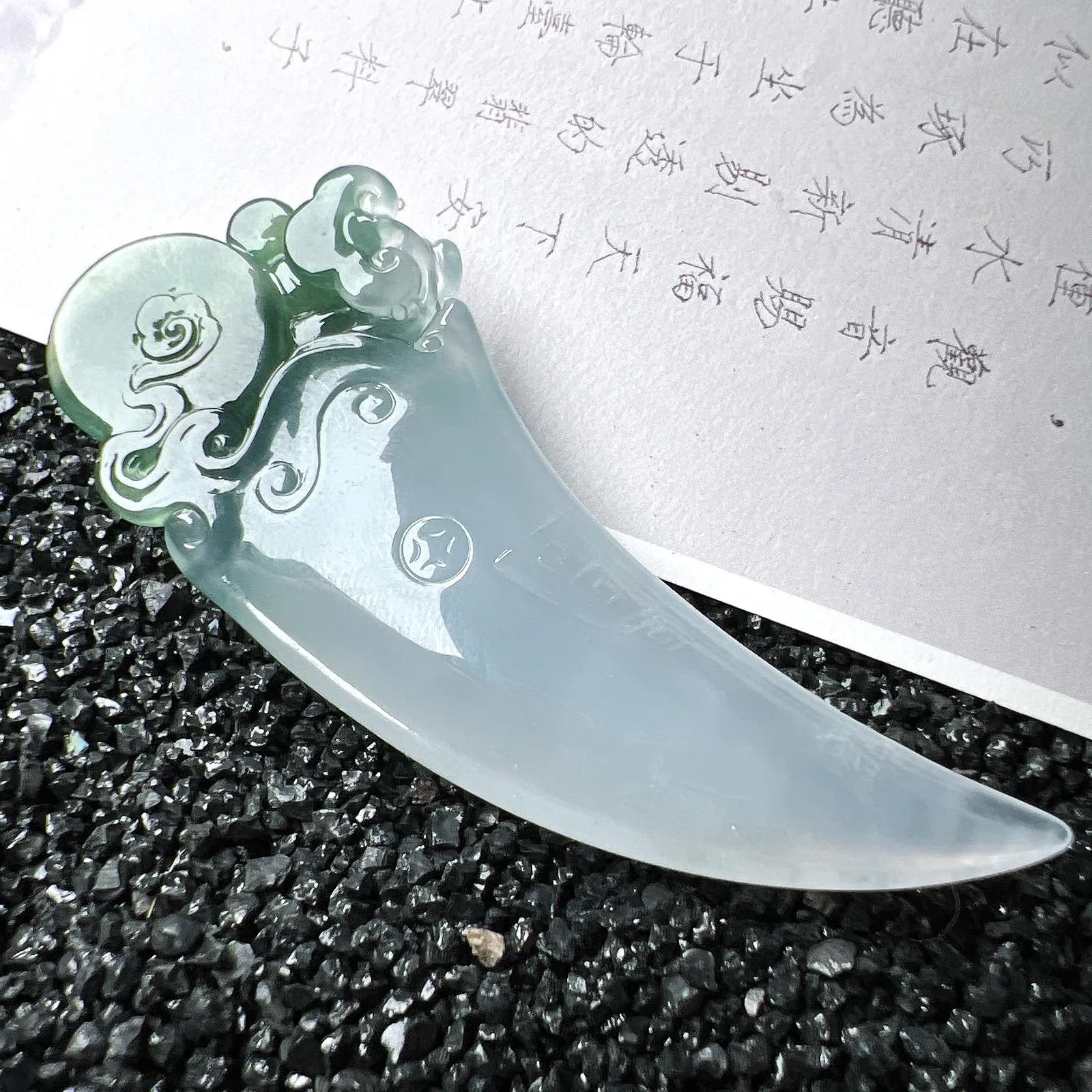 【糯冰种飘蓝花龙牙】种地优秀，通透闪亮，起光的料子，厚度很好，工艺雕刻精湛。