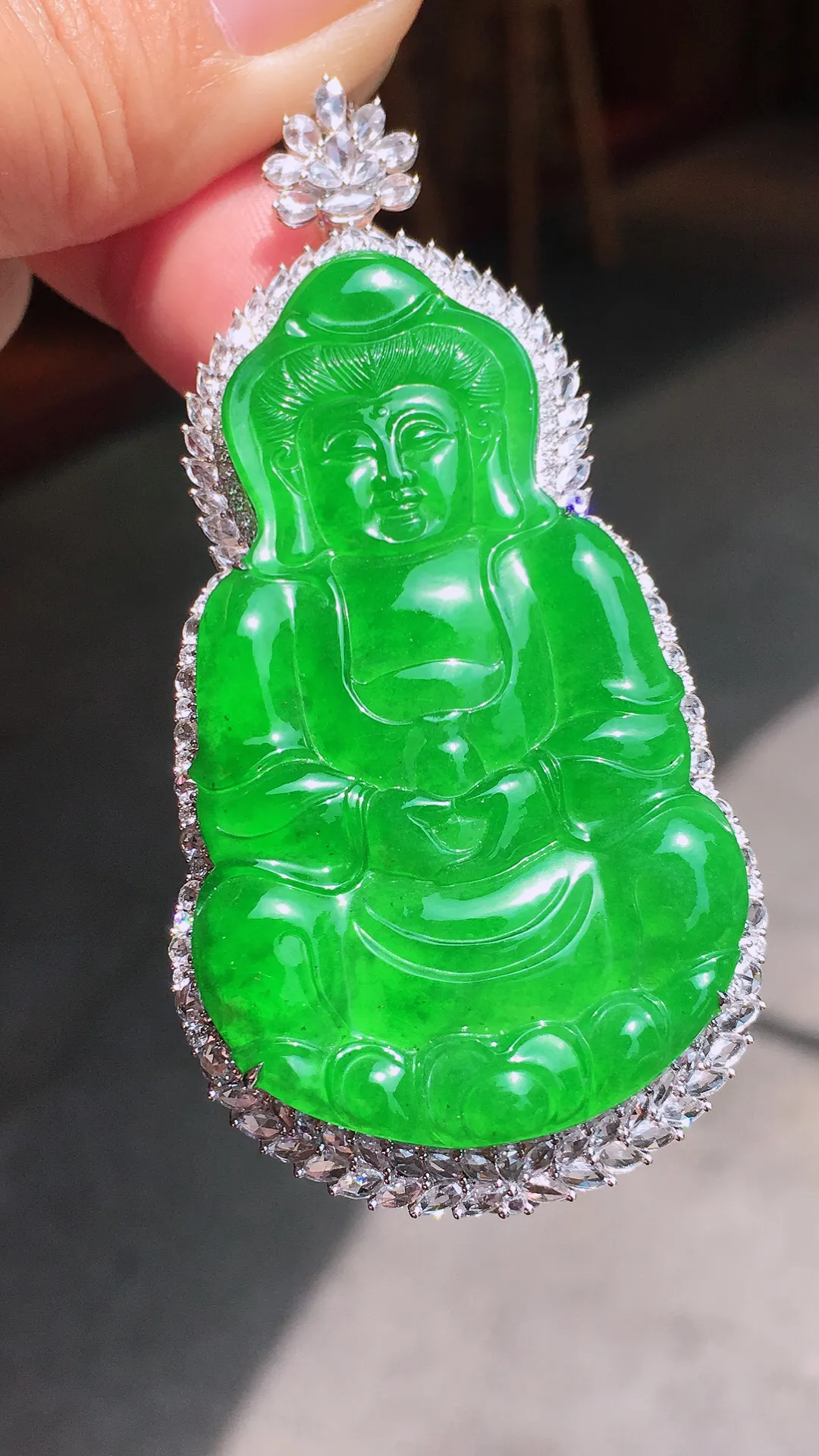 阳绿观音吊坠，色泽均匀艳丽，玉质细腻，荧光感超
强，饱满水润，气质满满。18k
金豪华镶嵌