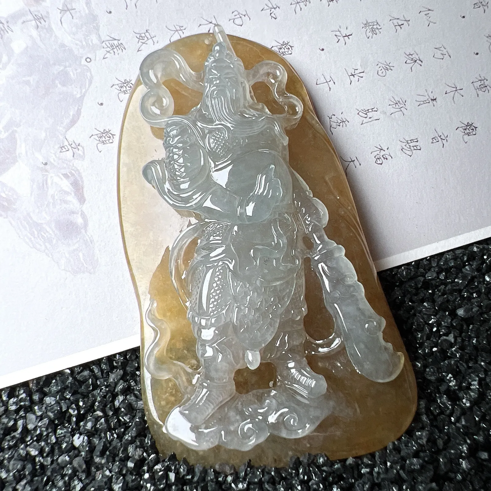 【糯冰种黄翡关公】种地优秀，通透闪亮，起光的料子，厚度很好，工艺雕刻精湛。