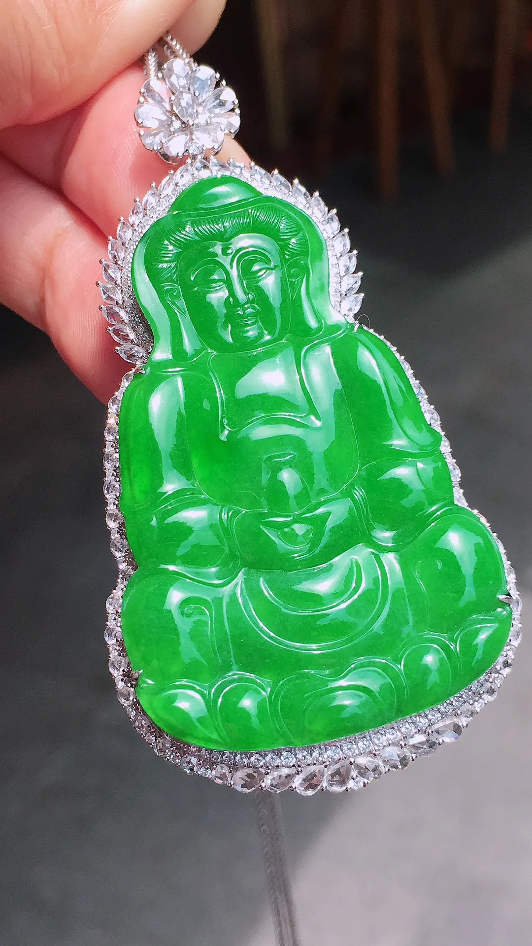 阳绿观音吊坠，色泽均匀艳丽，玉质细腻，荧光感超
强，饱满水润，气质满满。18k
金豪华镶嵌