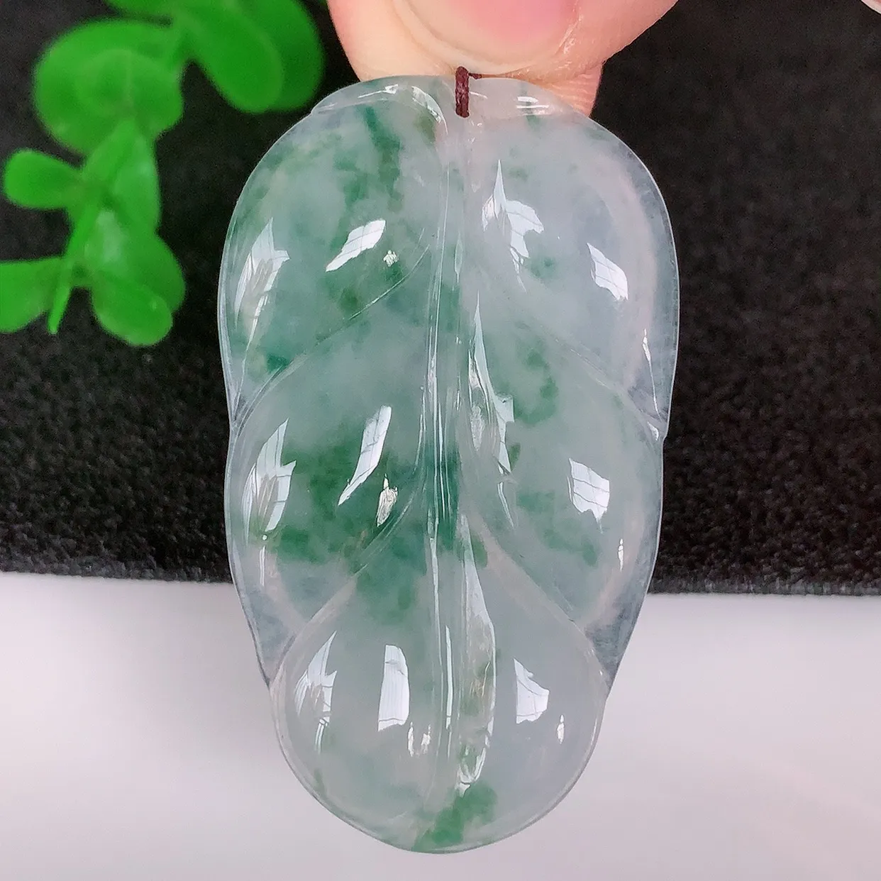 自然光实拍，冰润冰种飘花翡翠事业有成叶子吊坠，莹润且起胶，叶子清秀优雅，佩戴大业有成！#57.20