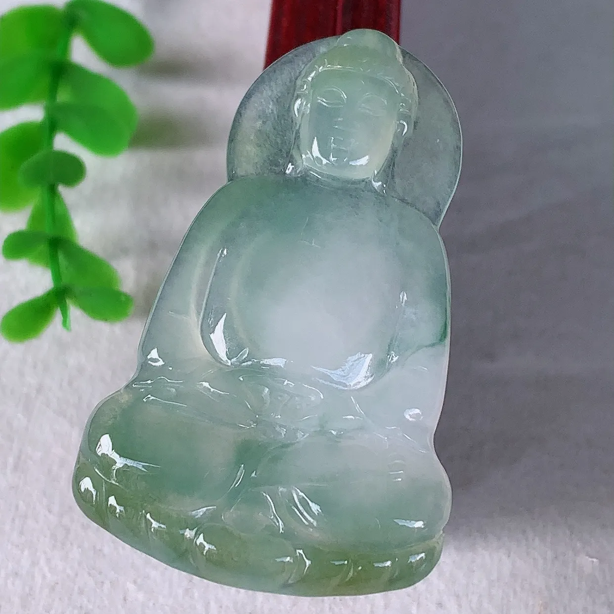 自然光实拍，冰种飘花翡翠观音吊坠，赐福翡翠观音，翠色迷人，观音面相端庄，佩戴时尚出众！#33.20
