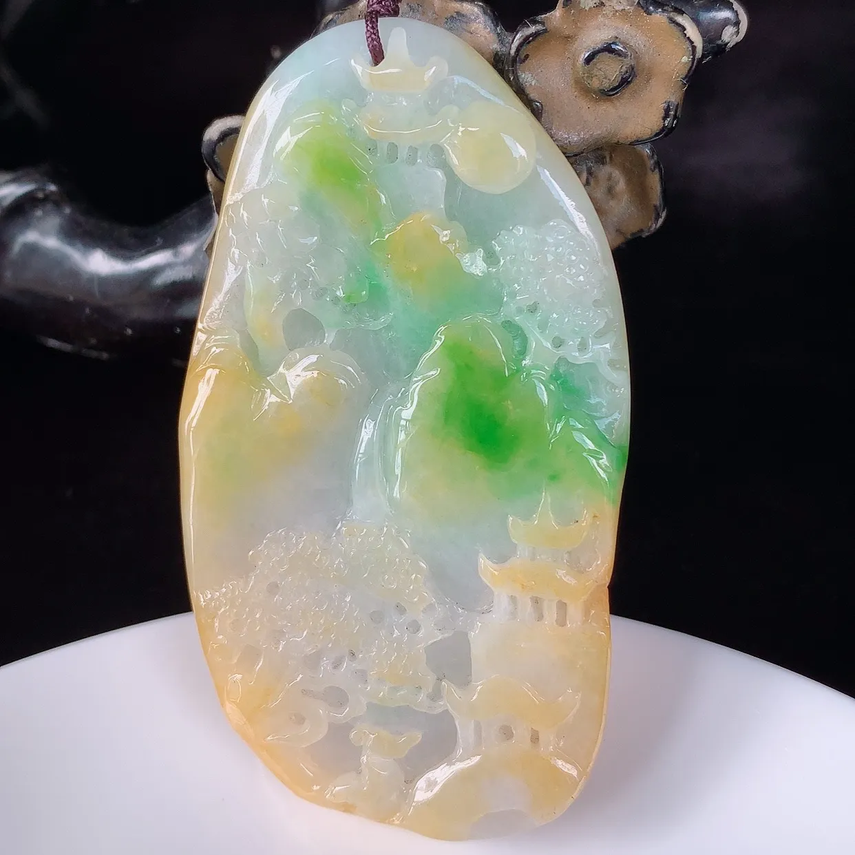 自然光实拍，大件冰润冰糯种双彩黄加绿翡翠山水牌吊坠，翡翠山水，立体生动形象，山水素材布局合理，意境感佳，佩戴上身效果更高贵 #41.20