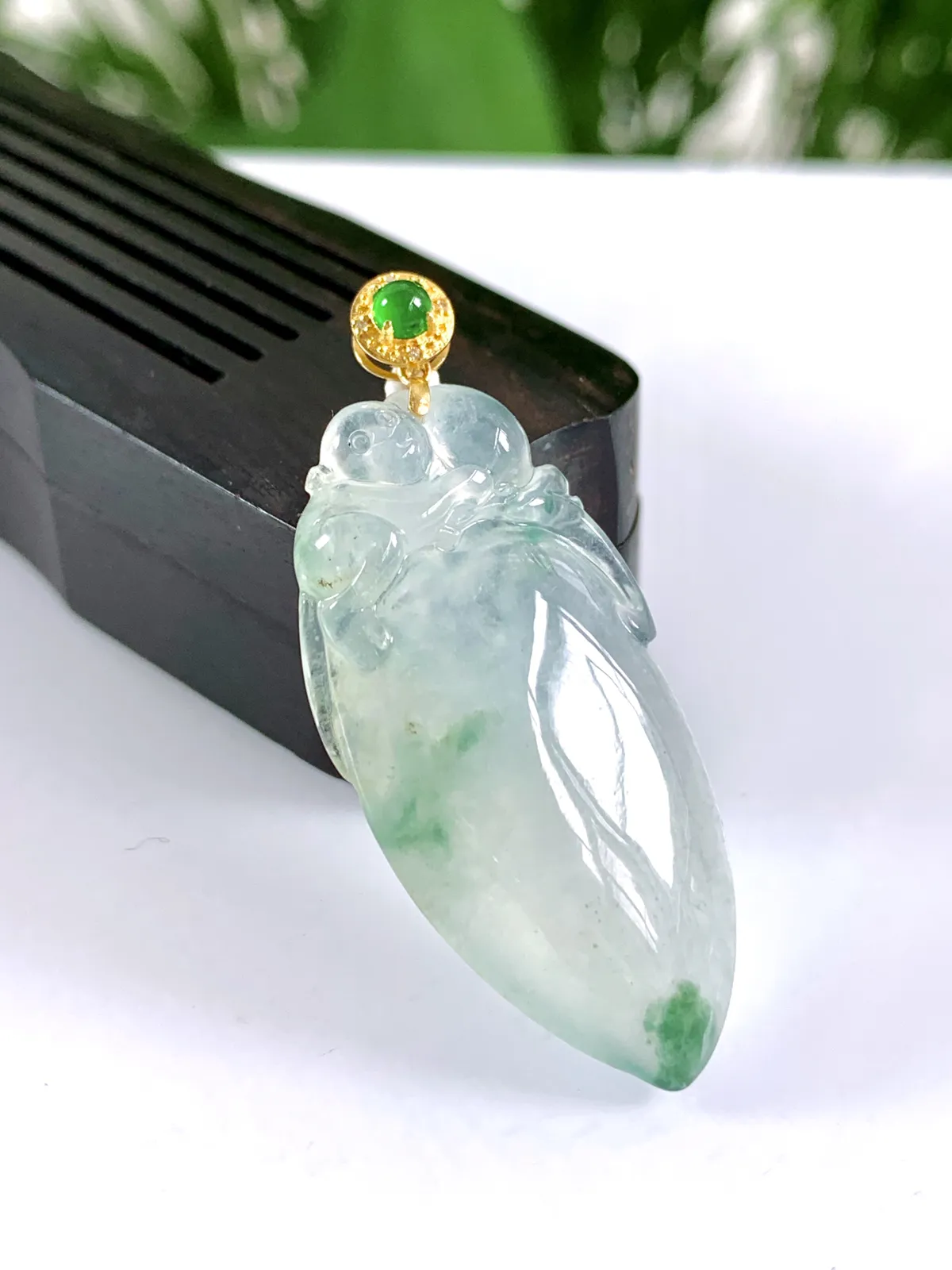 缅甸天然翡翠A货，18K金扣头镶嵌冰种起光起胶飘花福瓜吊坠挂件，尺寸：裸石35/17/6mm,重量：