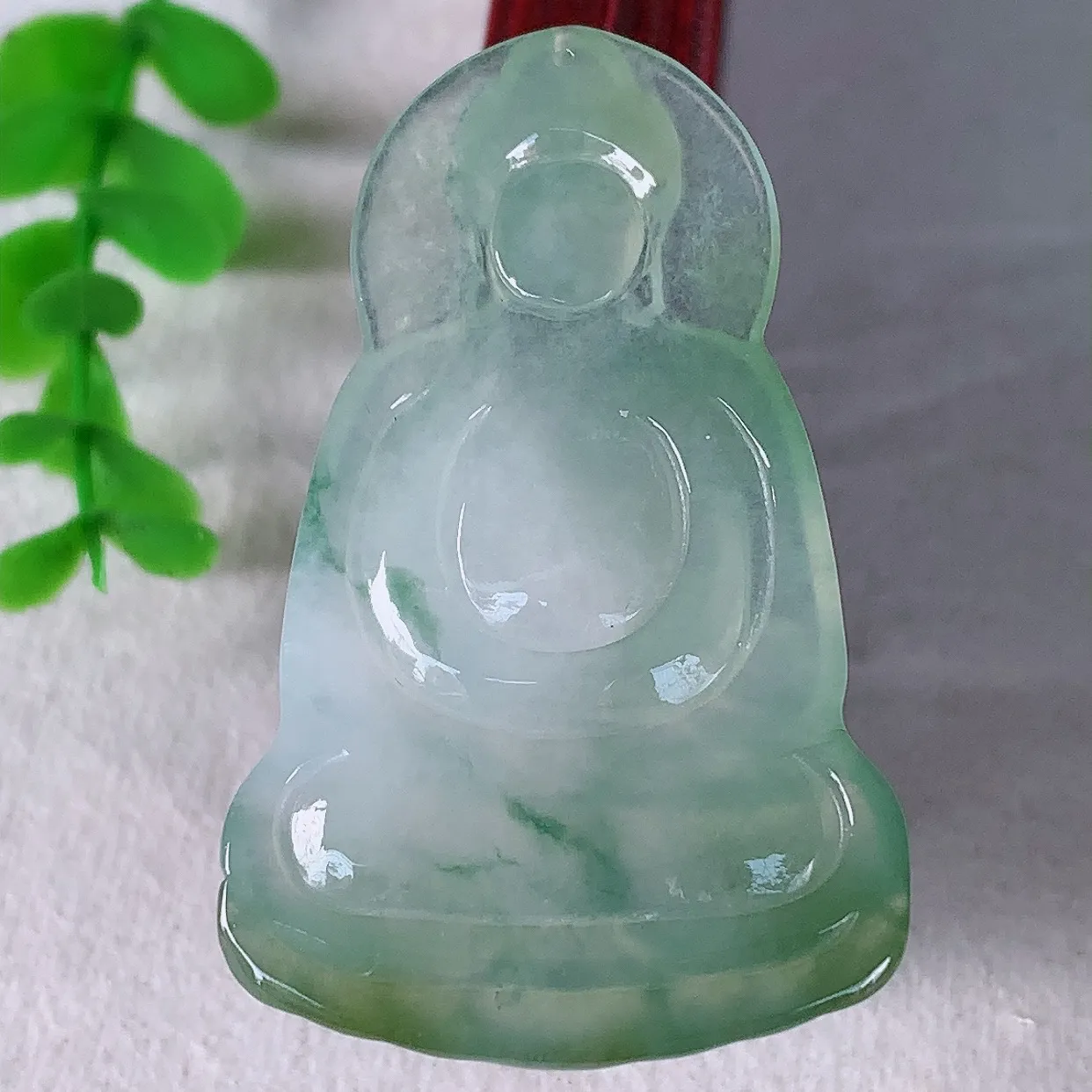 自然光实拍，冰种飘花翡翠观音吊坠，赐福翡翠观音，翠色迷人，观音面相端庄，佩戴时尚出众！#33.20