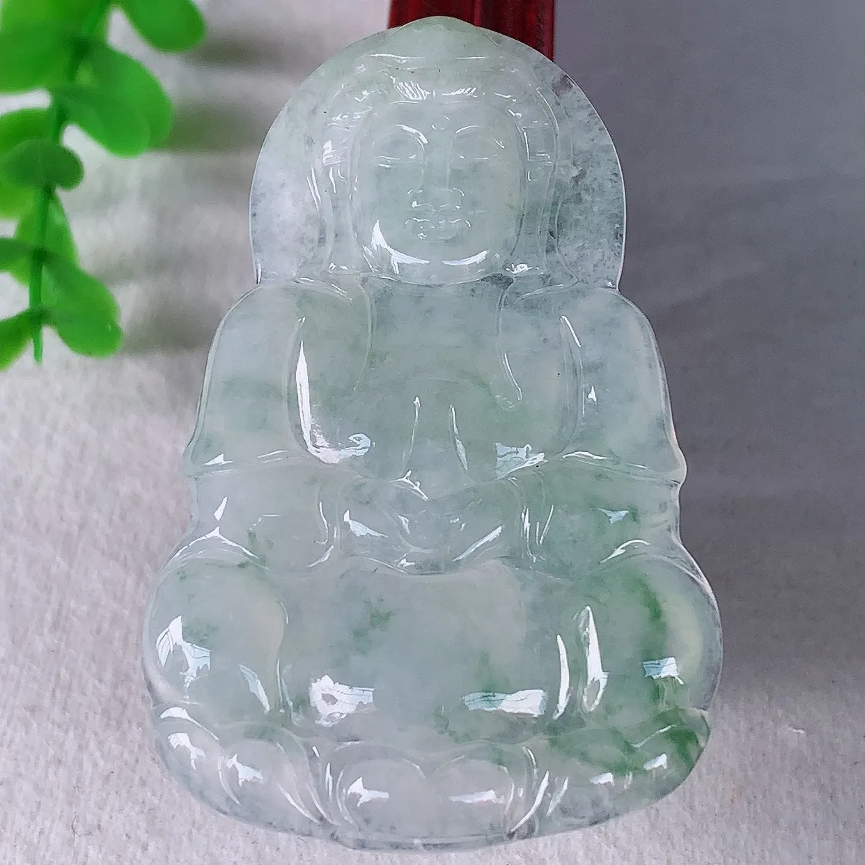 自然光实拍，大件冰种飘绿花翡翠观音吊坠，赐福翡翠观音，翠色迷人，观音面相端庄，佩戴时尚出众！#33.20