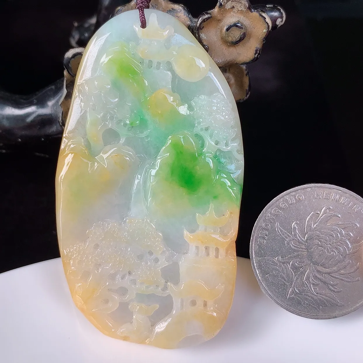 自然光实拍，大件冰润冰糯种双彩黄加绿翡翠山水牌吊坠，翡翠山水，立体生动形象，山水素材布局合理，意境感佳，佩戴上身效果更高贵 #41.20