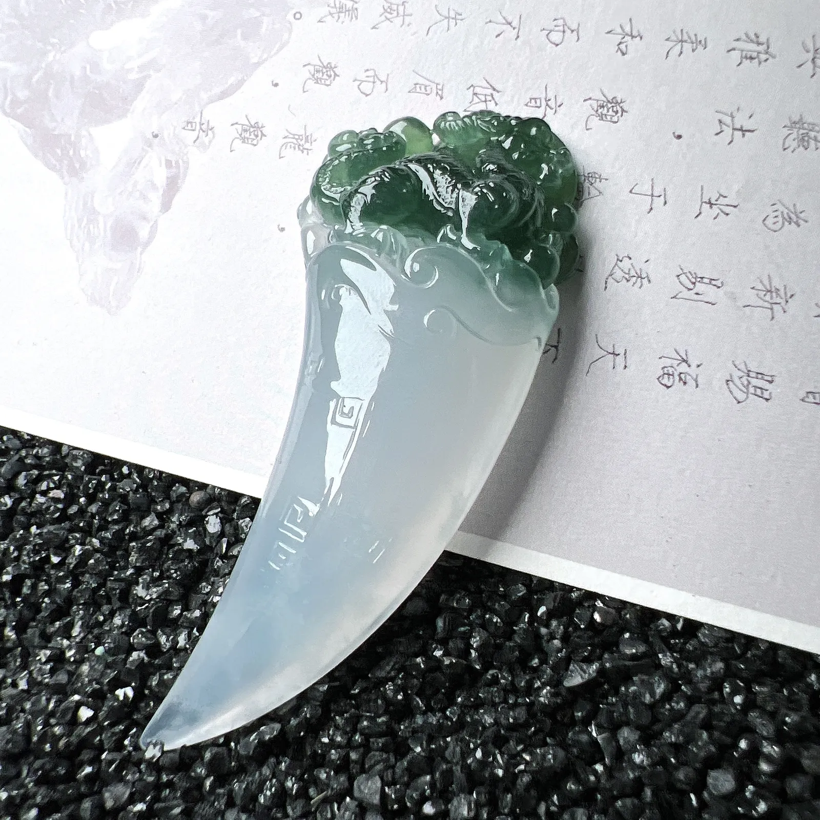 【糯冰种飘蓝花龙牙】种地优秀，通透闪亮，起光的料子，厚度很好，工艺雕刻精湛。