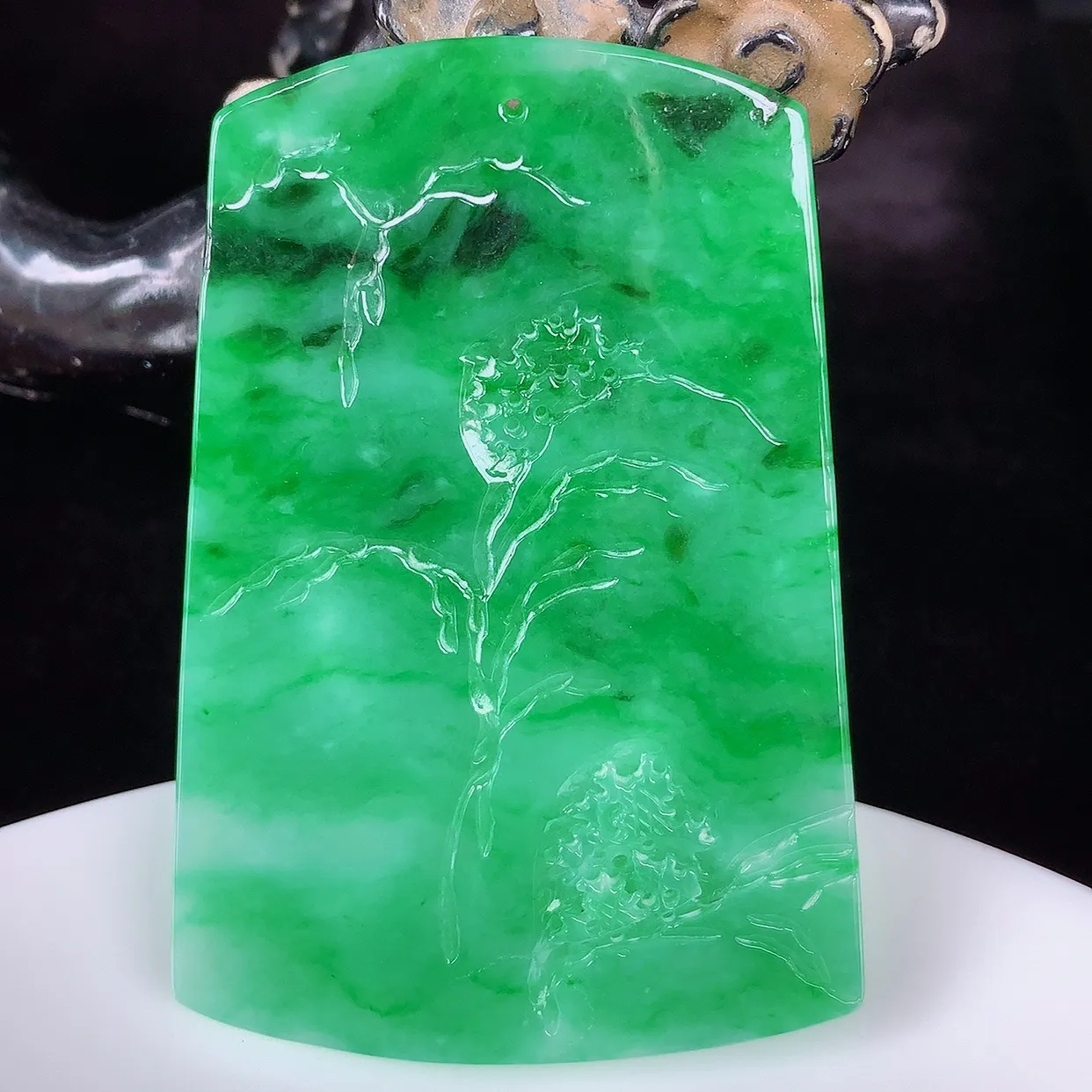 自然光实拍，冰润冰糯种飘阳绿翡翠山水牌吊坠，翡翠山水，立体生动形象，山水素材布局合理，意境感佳，佩戴上身效果更高贵 #03.20