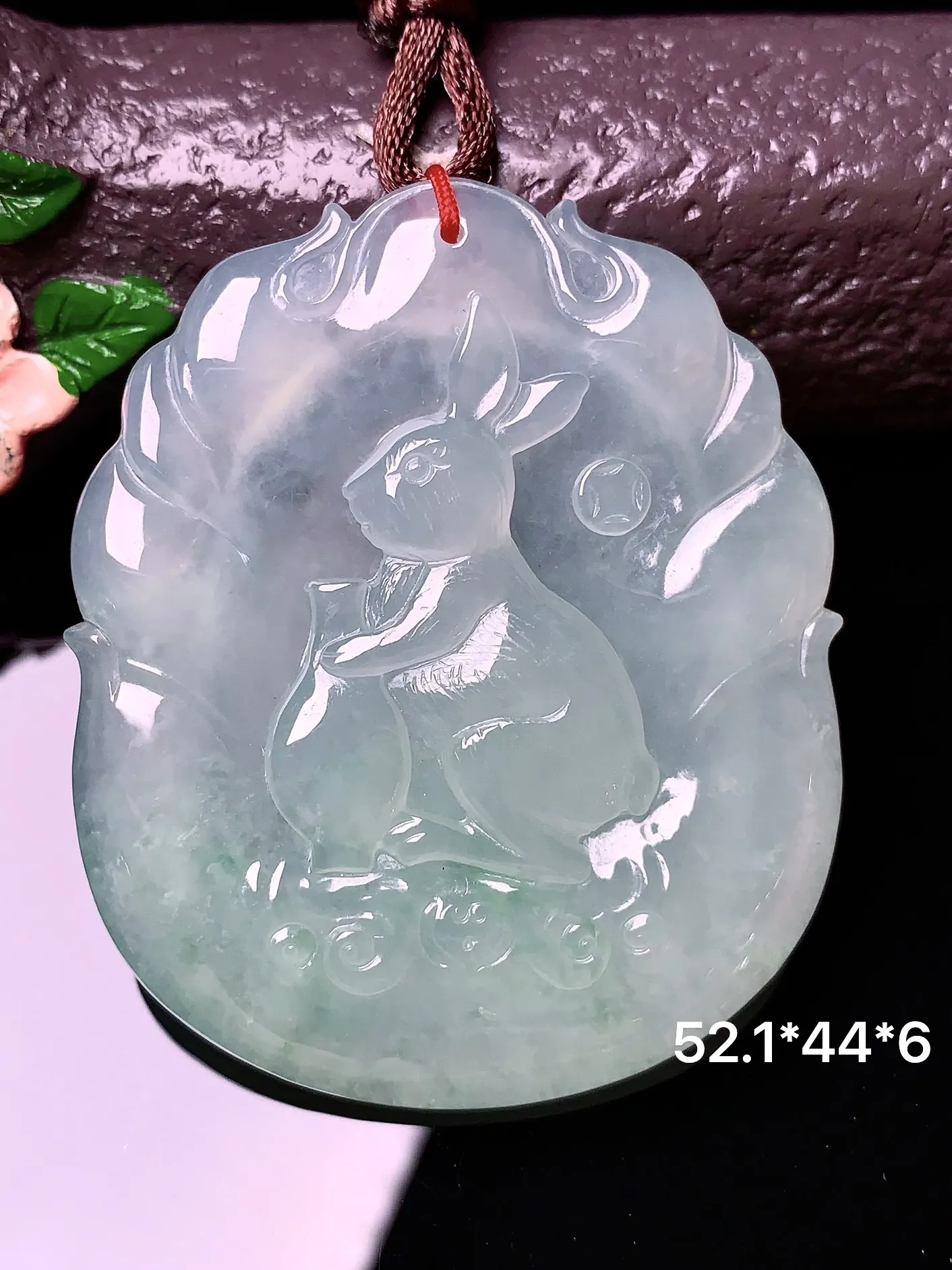 冰种生肖兔牌吊坠 玉质细腻 色泽艳丽 整体尺寸52.1*44*6