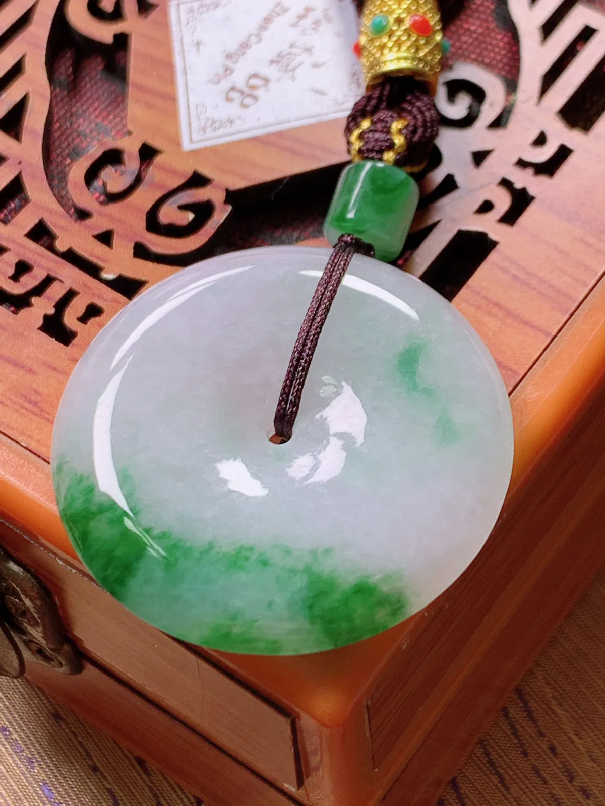 精品推荐，缅甸天然A货翡翠，飘花平安扣吊坠，种水好，颜色鲜艳，玉质水润细腻，工艺精湛，佩戴效果更佳。