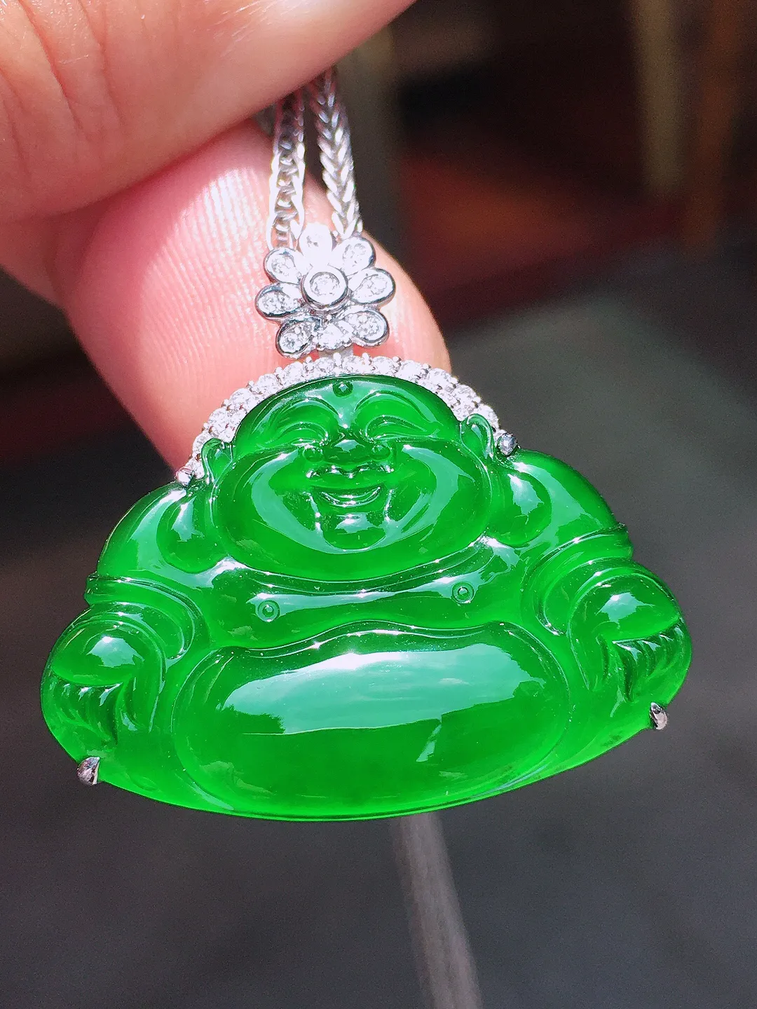 满绿佛公吊坠，色泽均匀浓郁，玉质细腻，荧光感超
强，饱满水润，气质满满。18k
金豪华镶嵌