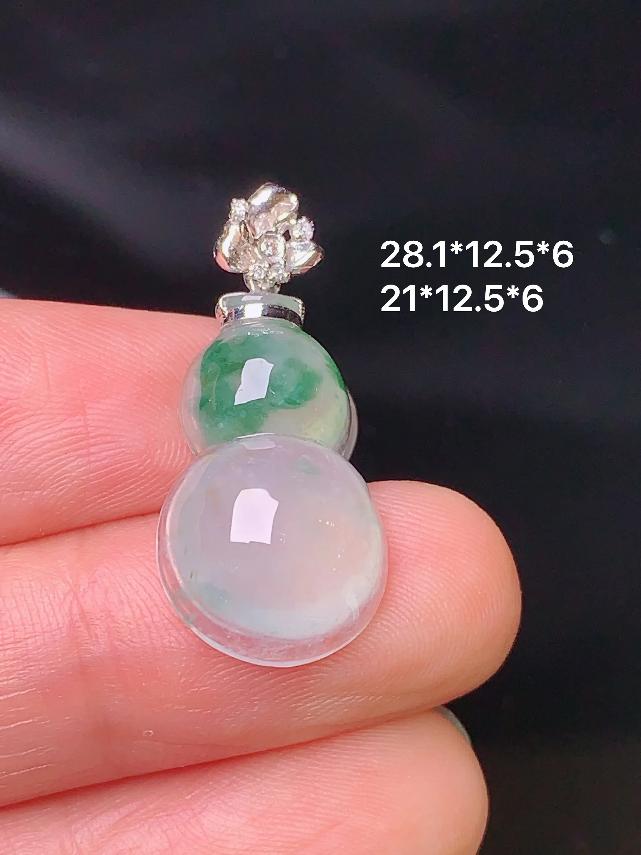 18k金钻镶嵌冰种飘绿葫芦吊坠 玉质细腻 色泽艳丽 整体尺寸28.1*12.5*6