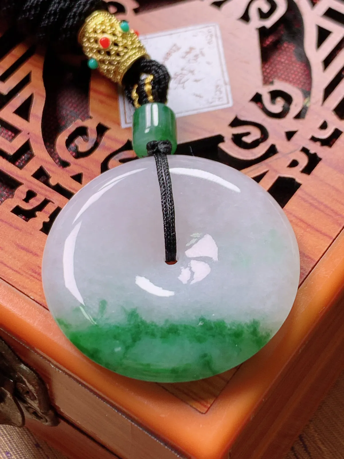 精品推荐，缅甸天然A货翡翠，飘花平安扣吊坠，种水好，颜色鲜艳，玉质水润细腻，工艺精湛，佩戴效果更佳。