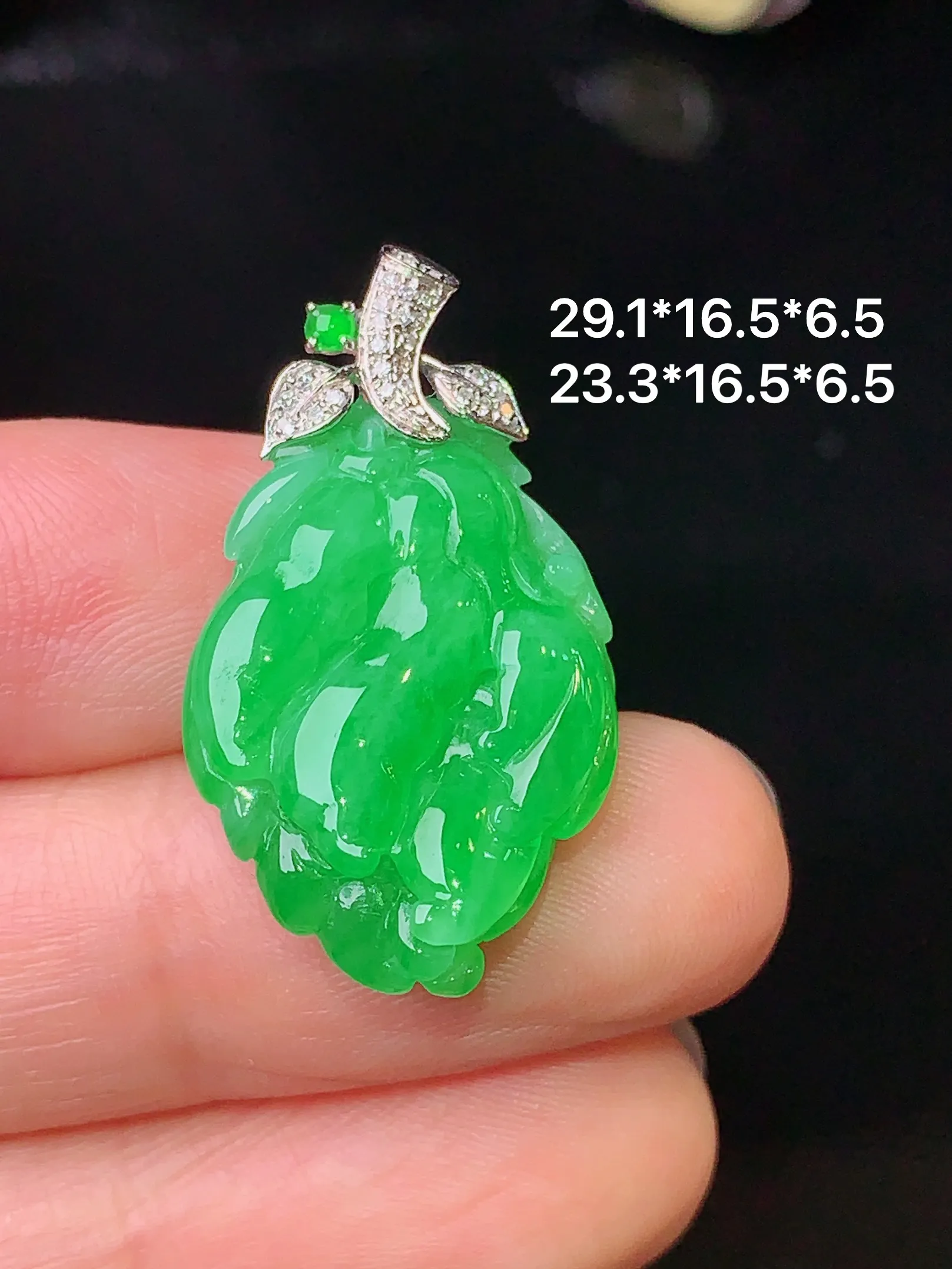 18k金钻镶嵌翠绿佛手瓜吊坠 玉质细腻 色泽艳丽 整体尺寸29.1*16.5*6.5