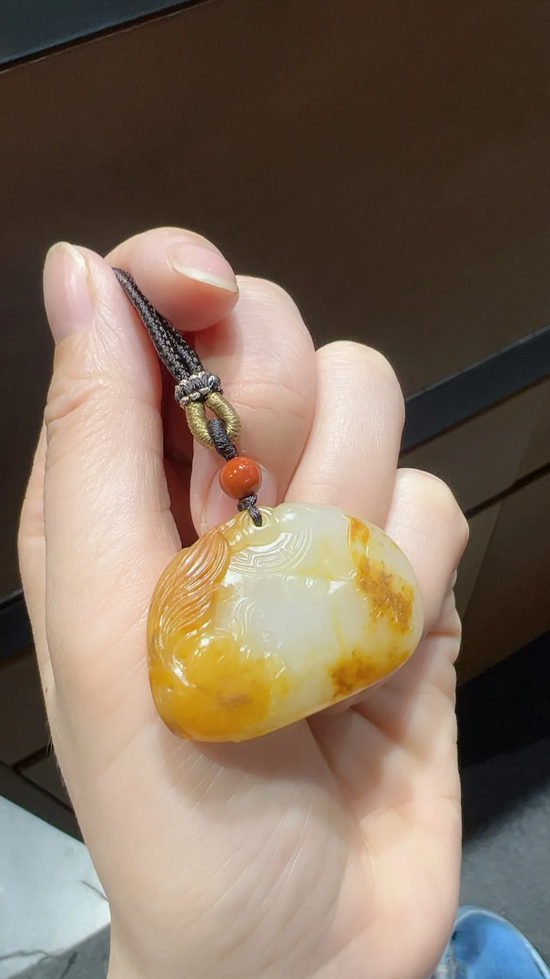 好喜欢的一枚平安锁！
很推荐 独籽黄皮白肉 工艺精美

重18克 尺寸27*37*11.4m m