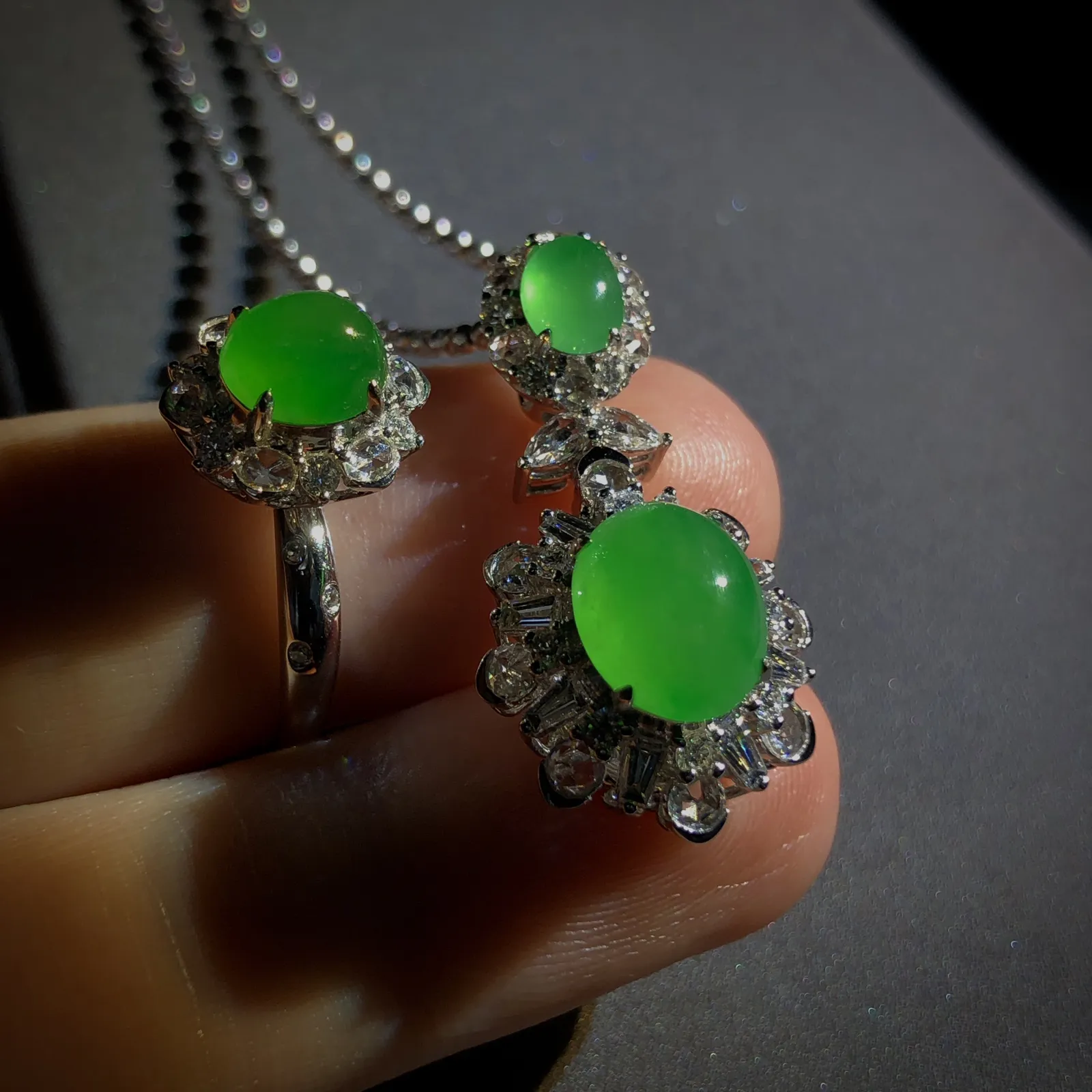 绿蛋面镶嵌套装，戒指裸石7-6.2-4.2mm，13#，
吊坠裸石9.5-7.8-4.5mm，5.8-4.5-2.6mm，
整体29.2-15-12.2mm，
18K金，南非钻，不含链，