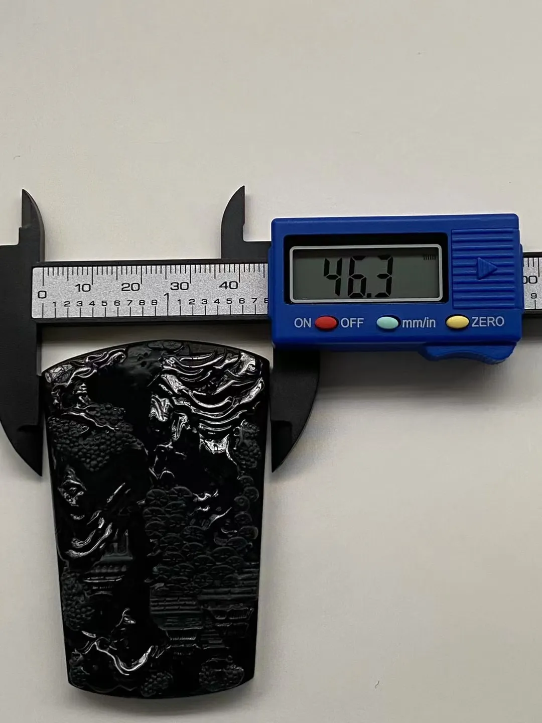 墨翠【前程锦绣】细腻干净，黑度好，性价比高，雕工精湛，打灯透绿‘