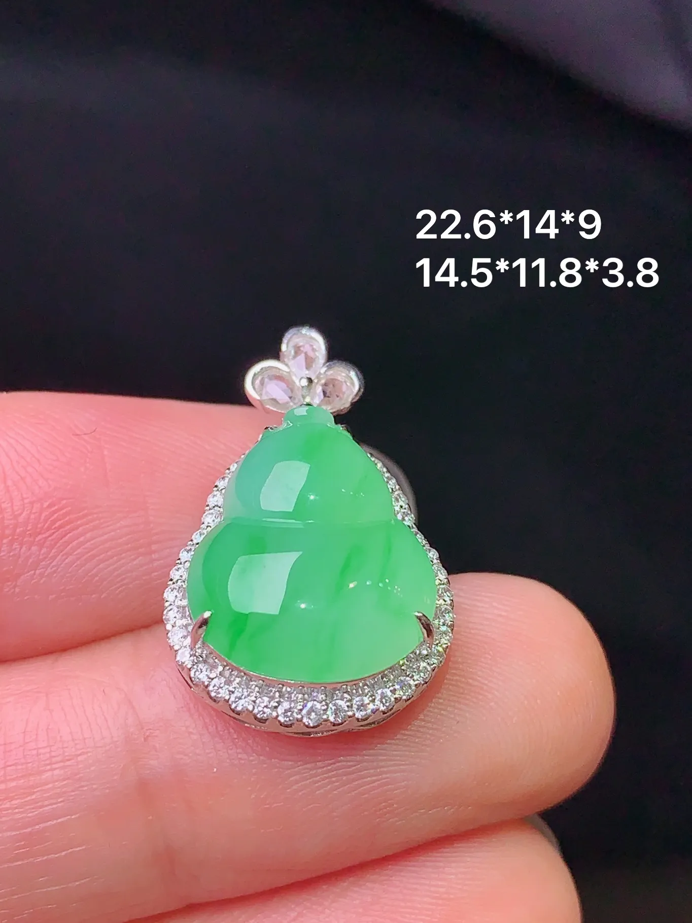 18k金钻镶嵌翠绿葫芦吊坠 玉质细腻 色泽艳丽 整体尺寸22.6*14*9