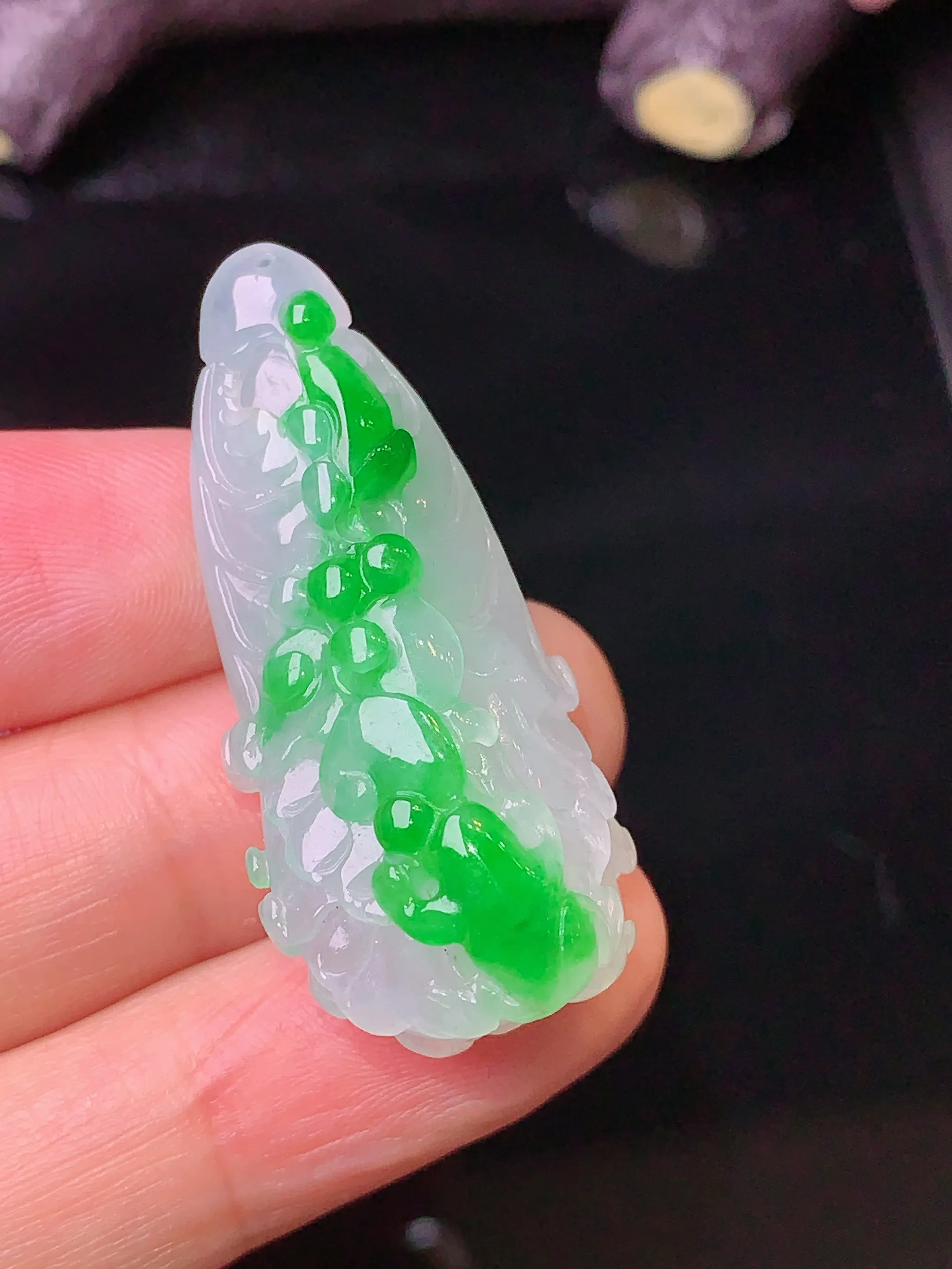 飘绿白菜吊坠 玉质细腻 色泽艳丽 整体尺寸39.2*17.5*13.5