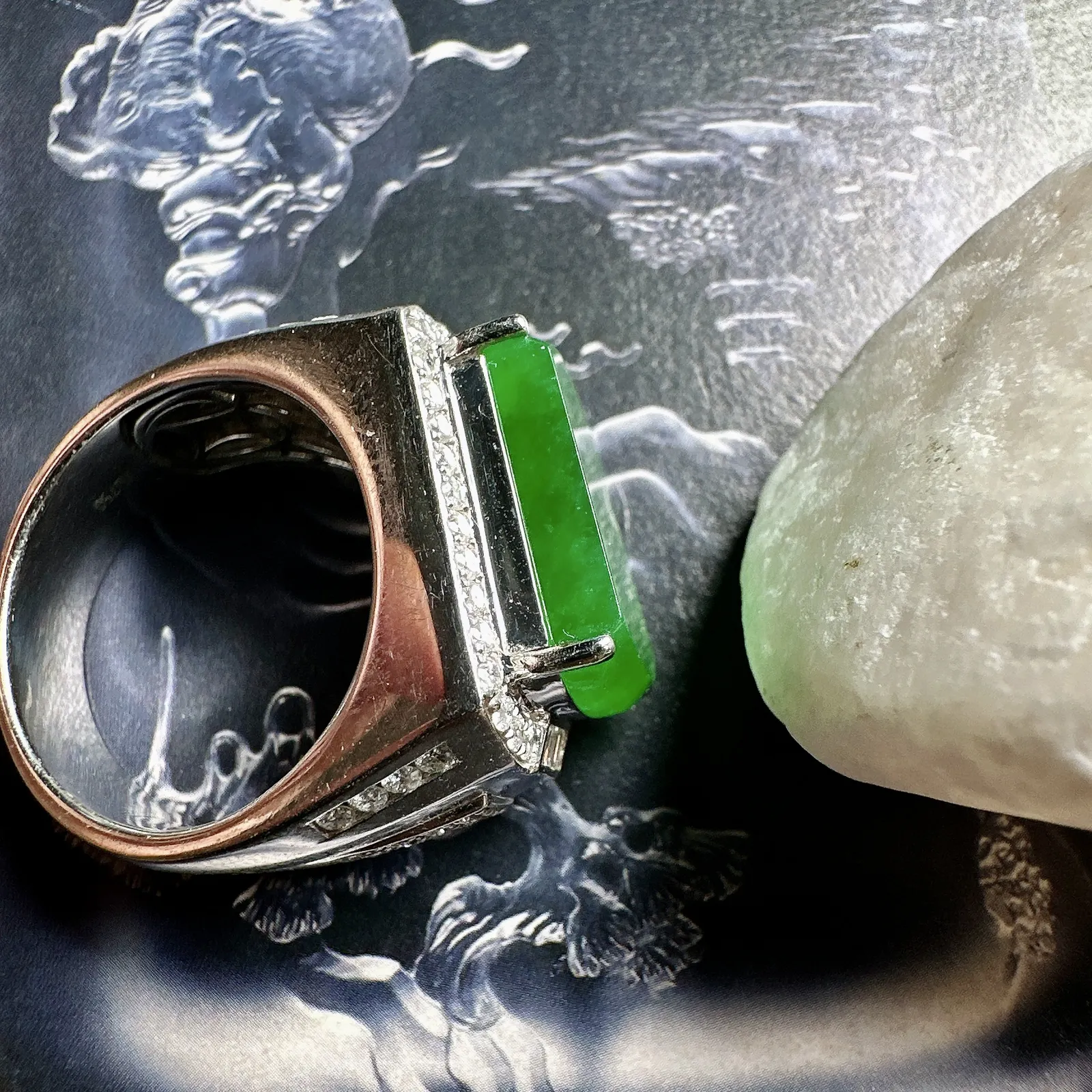 【马鞍】大件厚装的方马鞍戒指，大戒指，裸石尺寸很大，有厚度，霸气之选，冰透闪亮，缅料里已经很少有这么好的品相，难得一见，强烈推荐，可收藏的品质。