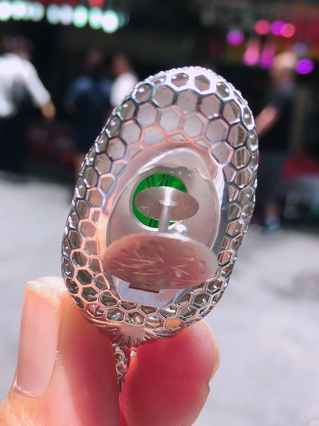 阳绿玉叶吊坠，色泽均匀艳丽，玉质细腻，荧光感超
强，饱满水润，气质满满。18k
金豪华镶嵌