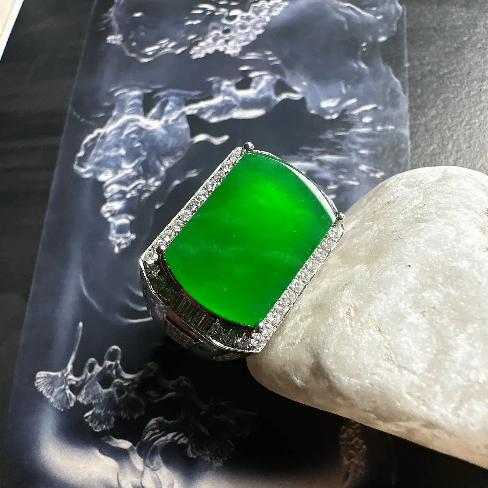 【马鞍】大件厚装的方马鞍戒指，大戒指，裸石尺寸很大，有厚度，霸气之选，冰透闪亮，缅料里已经很少有这么