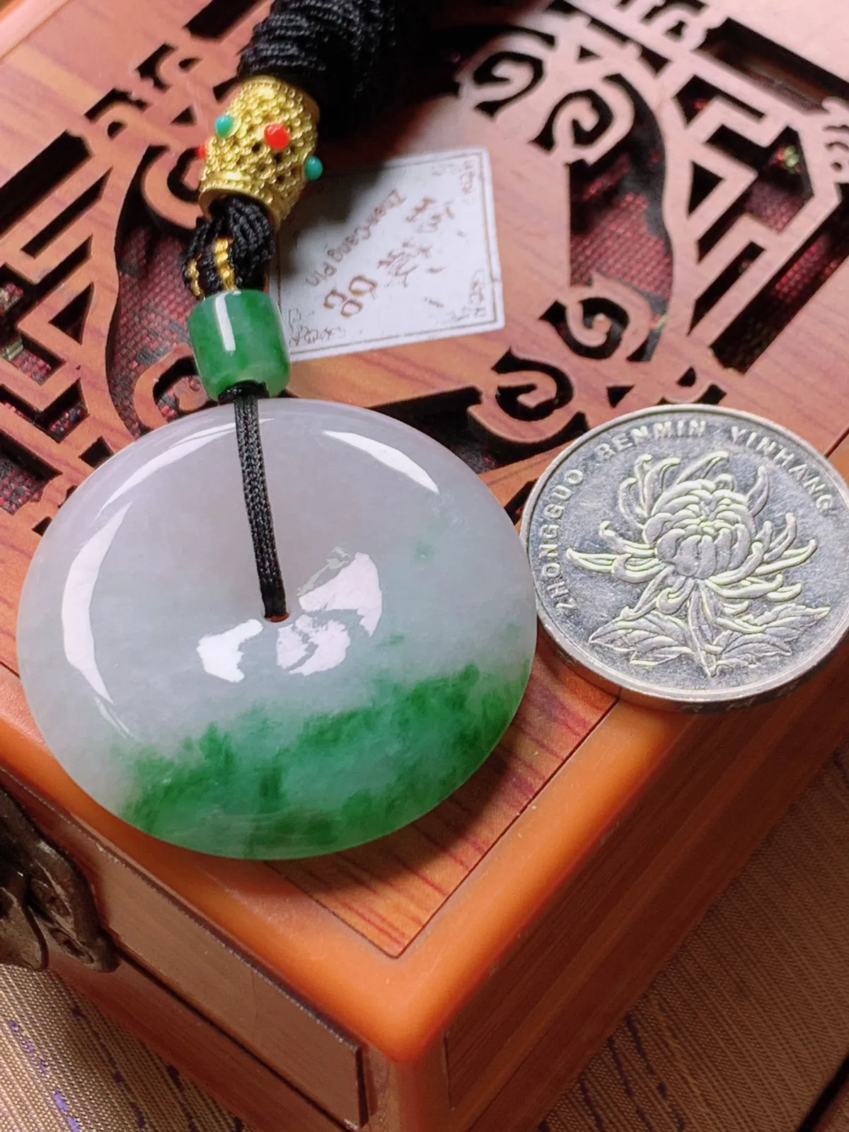 精品推荐，缅甸天然A货翡翠，飘花平安扣吊坠，种水好，颜色鲜艳，玉质水润细腻，工艺精湛，佩戴效果更佳。