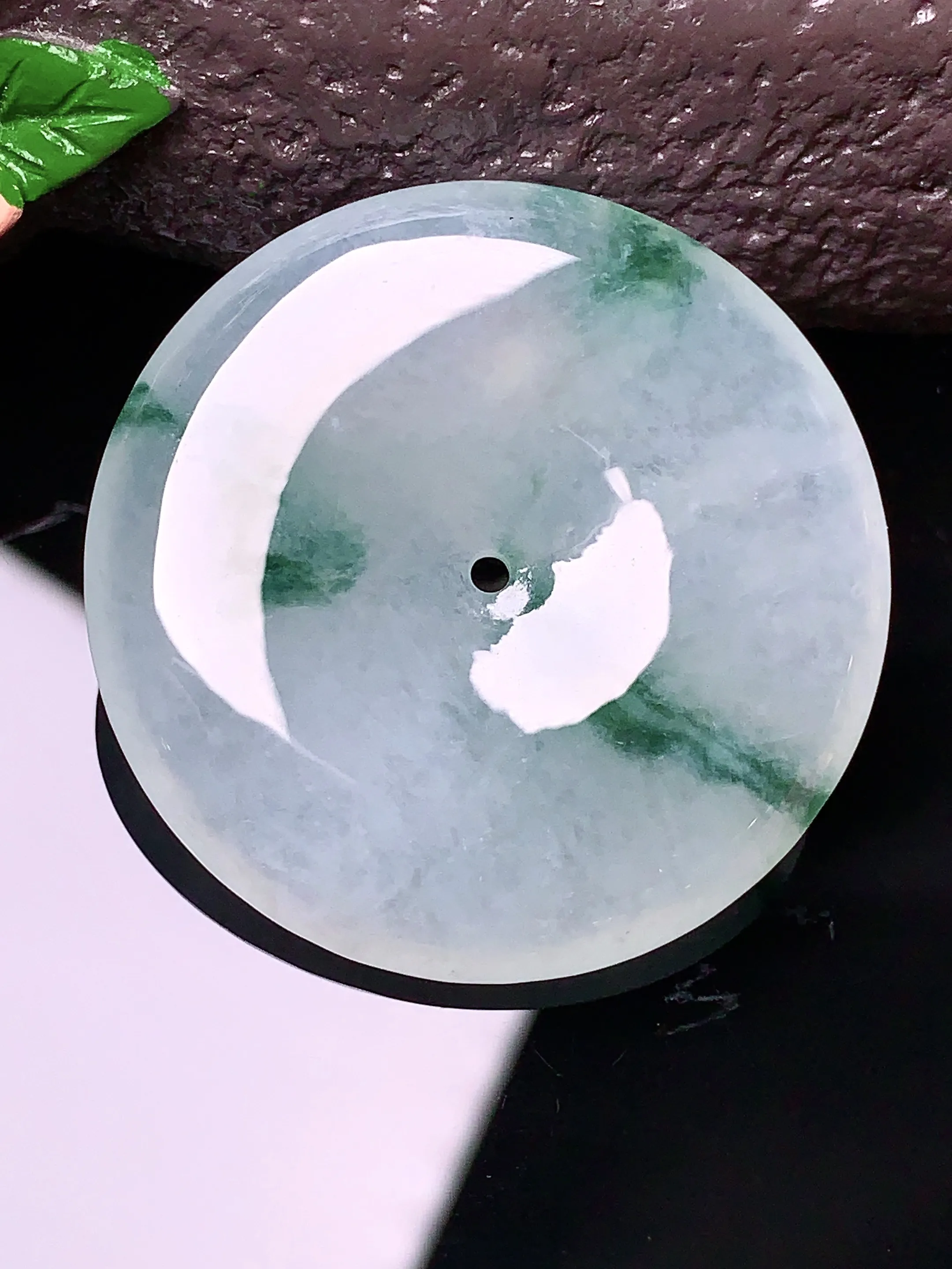 飘绿平安扣吊坠 玉质细腻 色泽艳丽 整体尺寸34.2*5.6