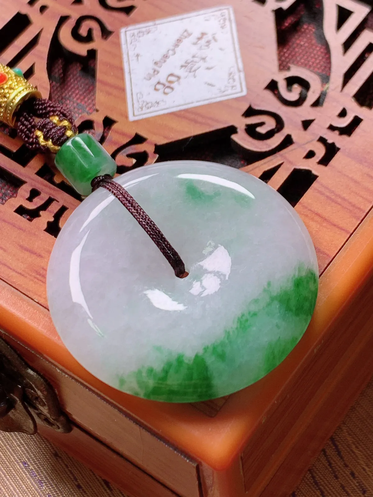 精品推荐，缅甸天然A货翡翠，飘花平安扣吊坠，种水好，颜色鲜艳，玉质水润细腻，工艺精湛，佩戴效果更佳。