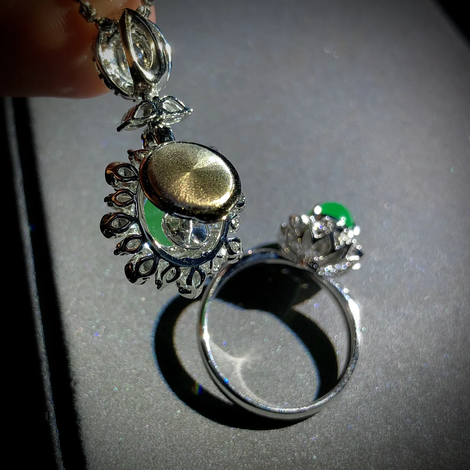 绿蛋面镶嵌套装，戒指裸石7-6.2-4.2mm，13#，
吊坠裸石9.5-7.8-4.5mm，5.8-4.5-2.6mm，
整体29.2-15-12.2mm，
18K金，南非钻，不含链，