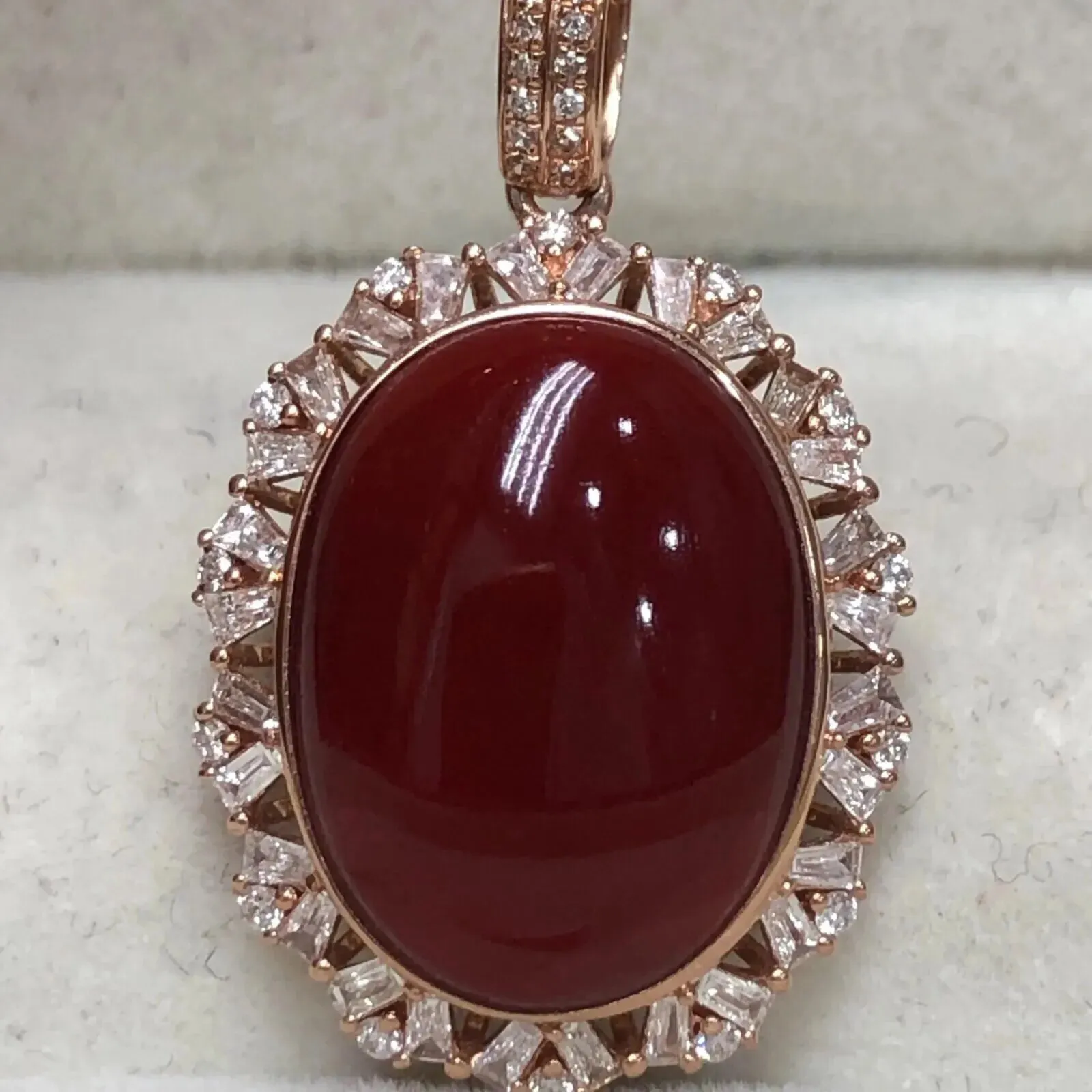 【天然阿卡赤血牛血红珊瑚满钻豪华镶嵌吊坠】天然无添加无优化，日本阿卡材料，赤血牛血红颜色，裸石尺寸16.2*12.5*5.5mm，整体尺寸27.7*16.8*6.7mm。18k金钻石满钻豪华镶嵌，重量3.3克。收藏价值高！拍照链子为银镀金链子，可送！