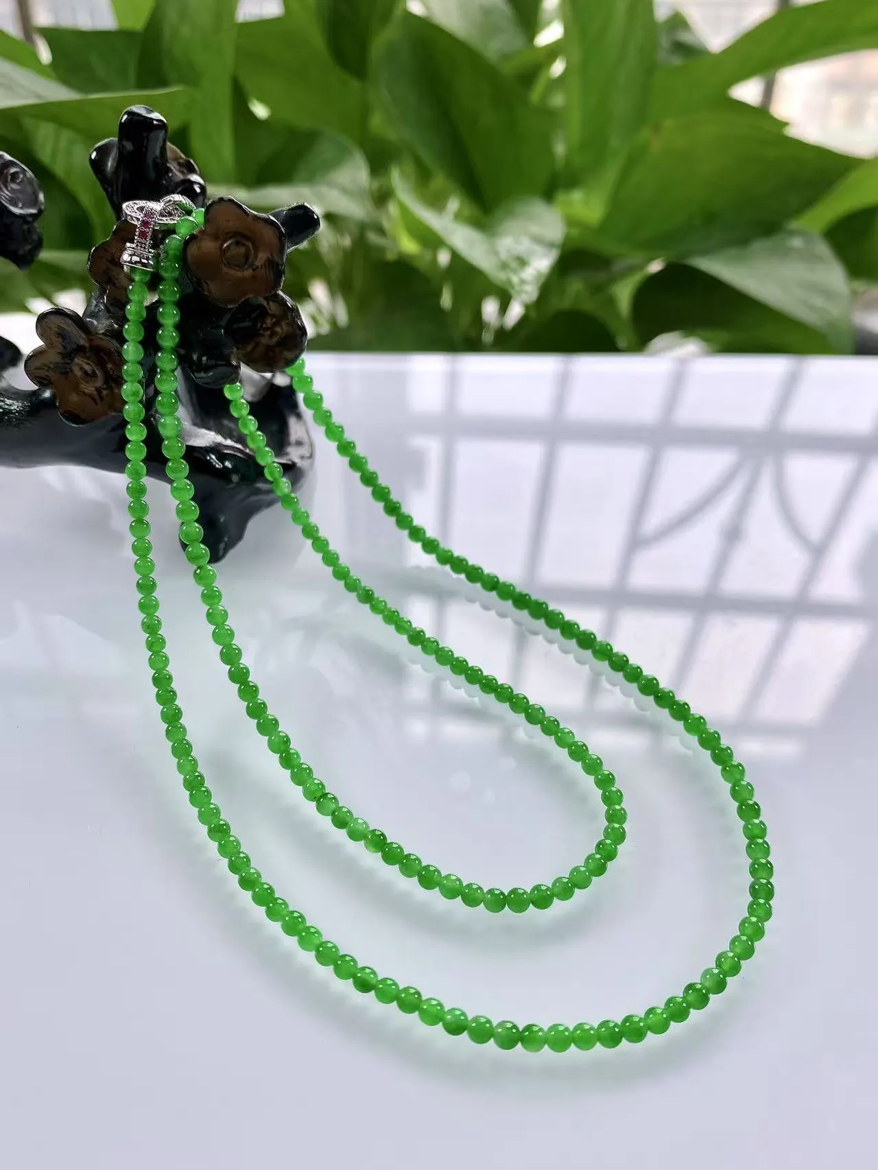 收藏级别，缅甸天然翡翠A货，卡3.5玻璃种起光起胶浓正阳绿小米珠微塔珠项链手链，尺寸：大珠3.5mm～小珠3mm/195颗，长度575mm，重量：10.08g