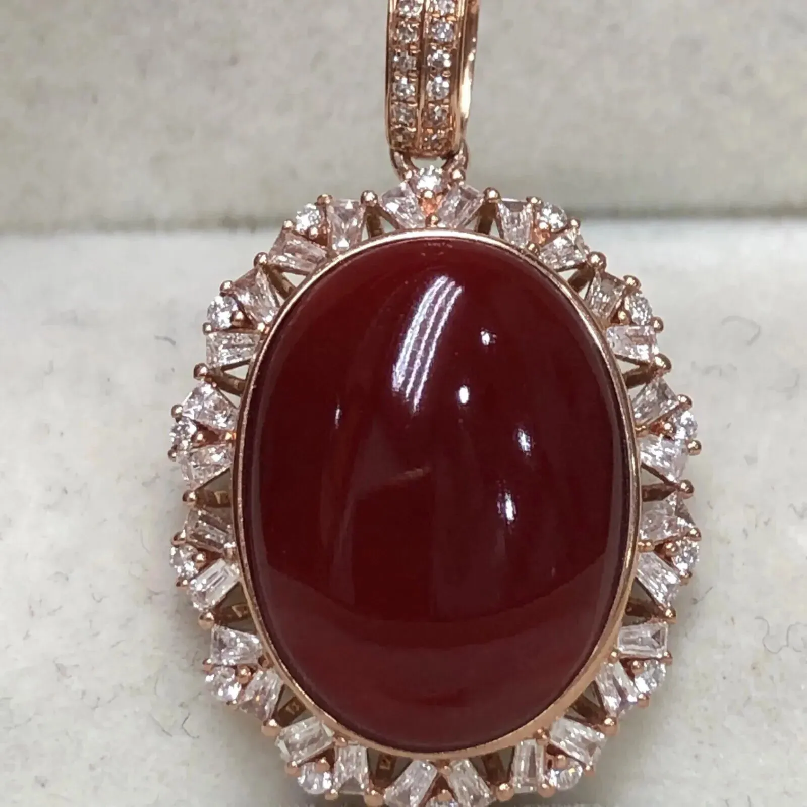 【天然阿卡赤血牛血红珊瑚满钻豪华镶嵌吊坠】天然无添加无优化，日本阿卡材料，赤血牛血红颜色，裸石尺寸16.2*12.5*5.5mm，整体尺寸27.7*16.8*6.7mm。18k金钻石满钻豪华镶嵌，重量3.3克。收藏价值高！拍照链子为银镀金链子，可送！