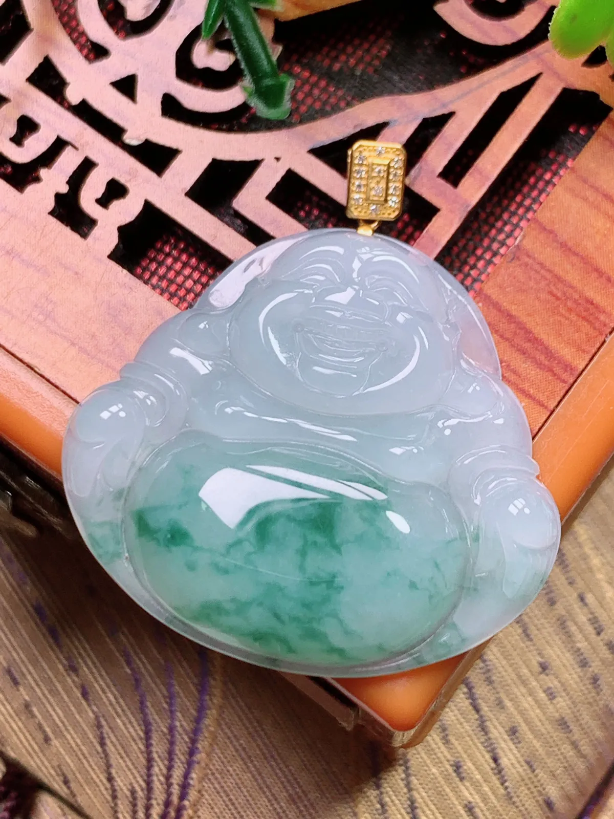 精品推荐，缅甸天然A货翡翠，18K金扣镶嵌冰种飘花佛公吊坠，种水好，颜色鲜艳，玉质水润细腻，工艺精湛，佩戴效果更佳。