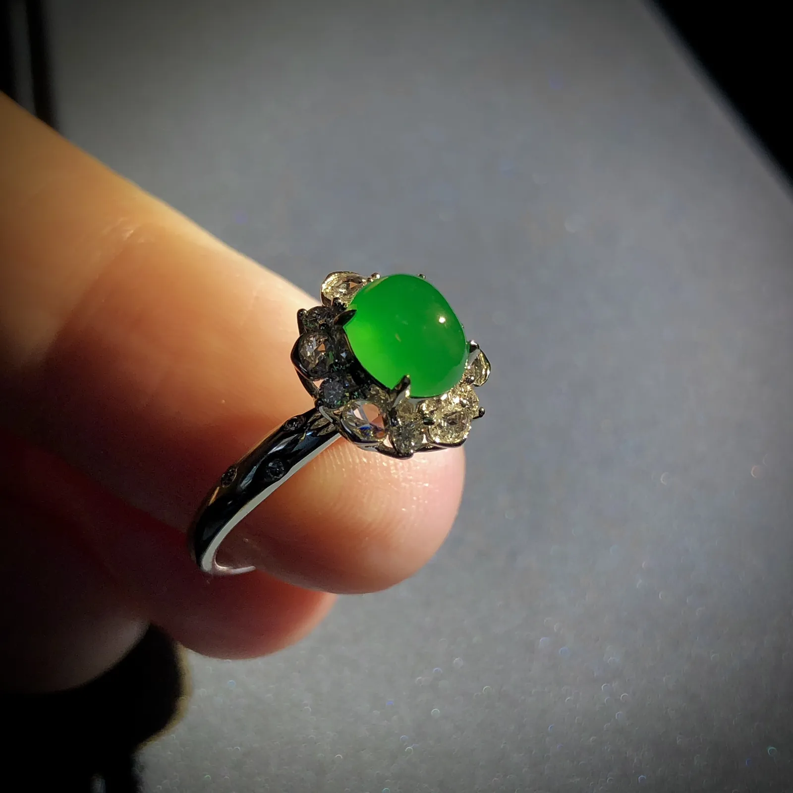 绿蛋面镶嵌套装，戒指裸石7-6.2-4.2mm，13#，
吊坠裸石9.5-7.8-4.5mm，5.8-4.5-2.6mm，
整体29.2-15-12.2mm，
18K金，南非钻，不含链，