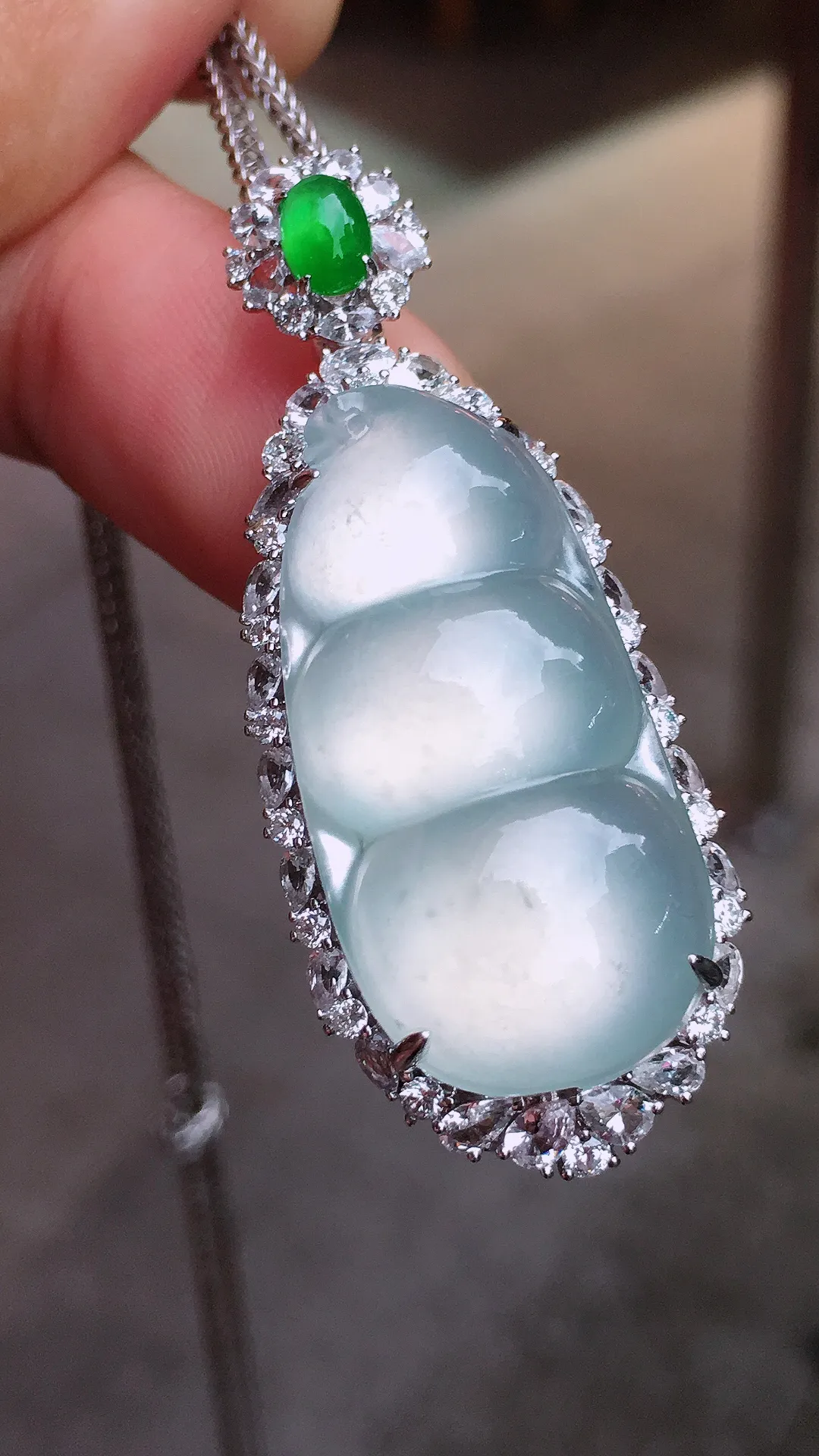 冰种福豆吊坠，玉质细腻，荧光感超
强，饱满水润，气质满满。18k
金豪华镶嵌